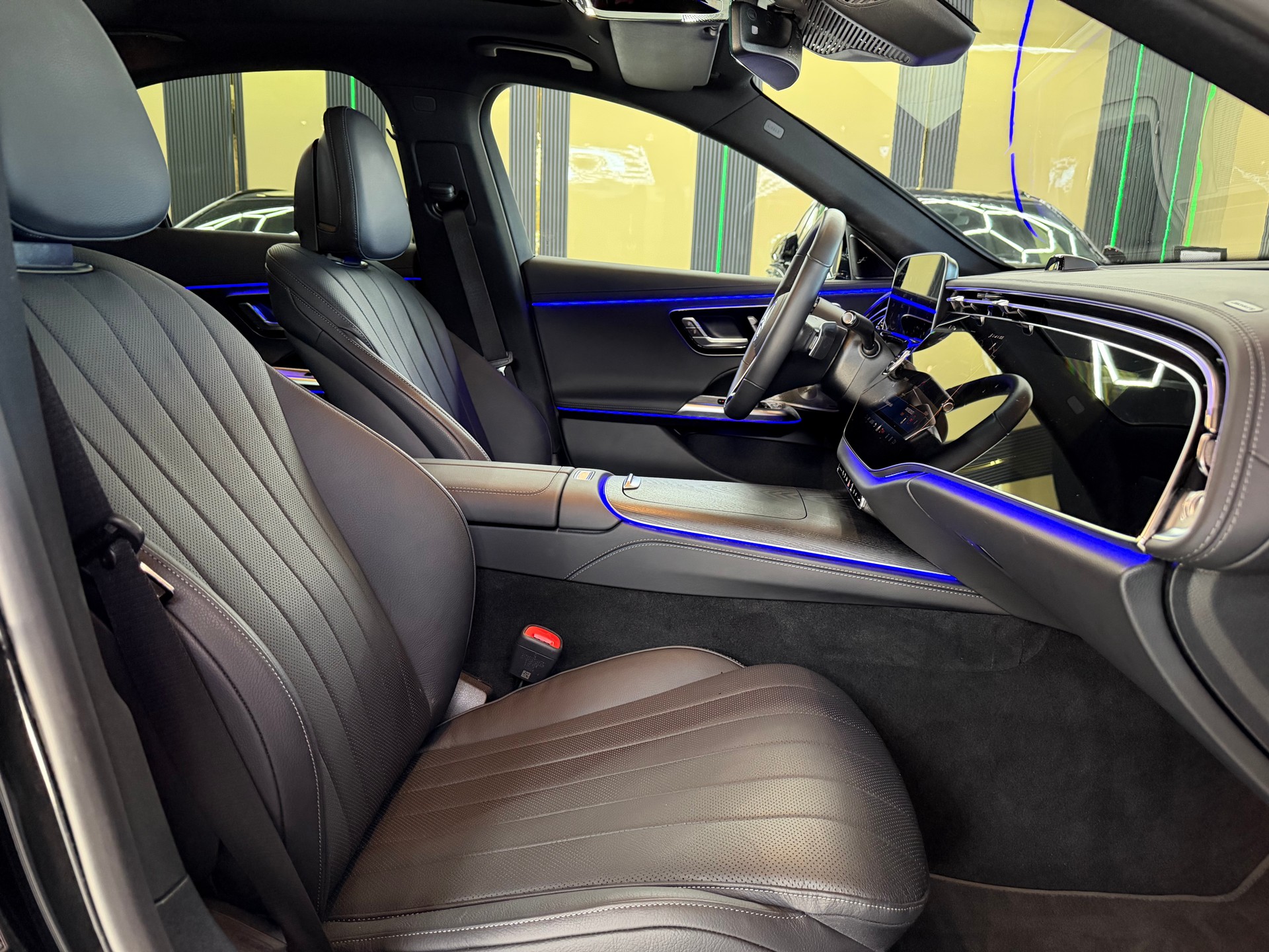 MERCEDES-BENZ E 300 e 4Matic EQ Hybrid 9G-Tronic-image-11