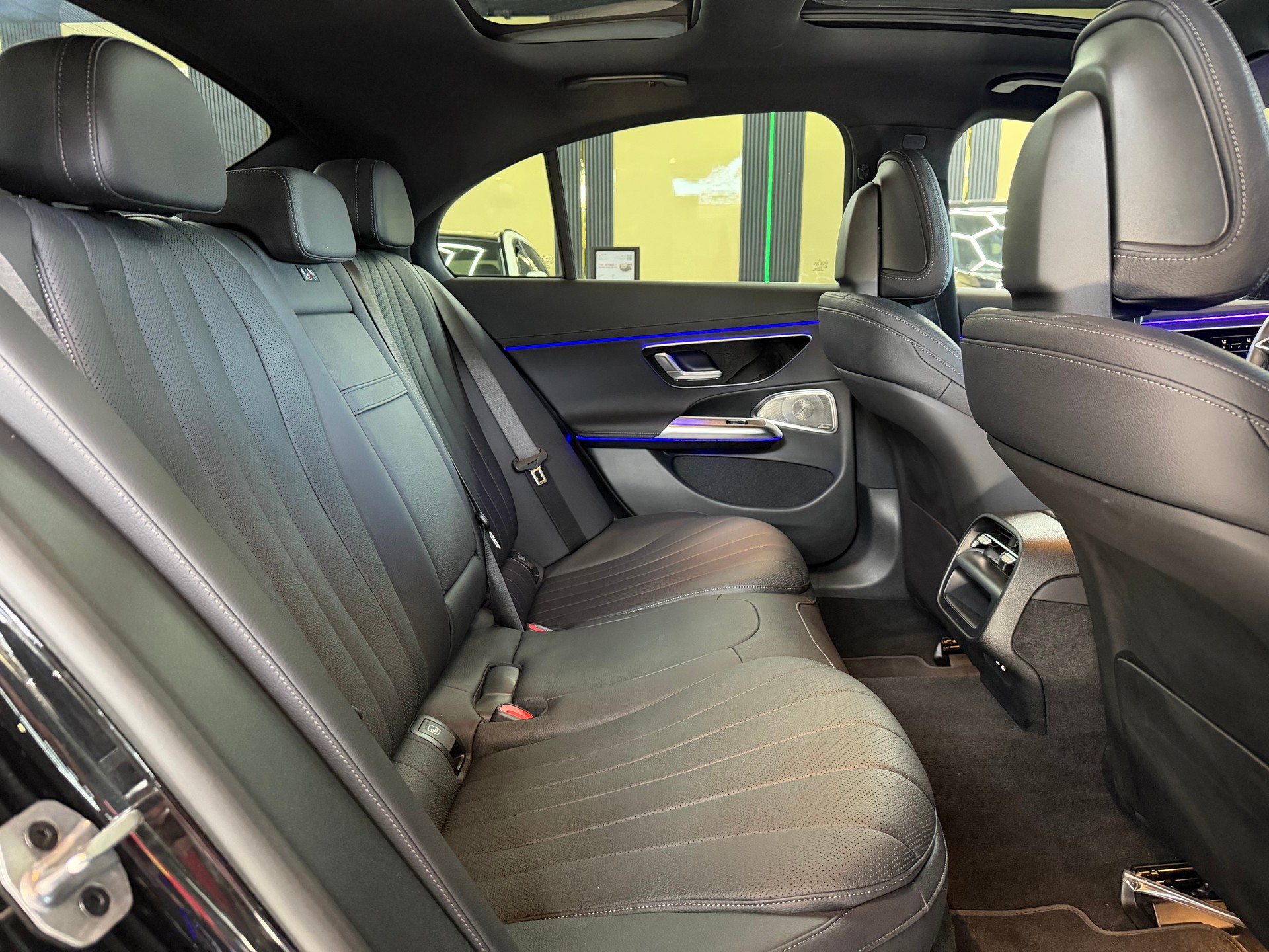 MERCEDES-BENZ E 300 e 4Matic EQ Hybrid 9G-Tronic-image-12