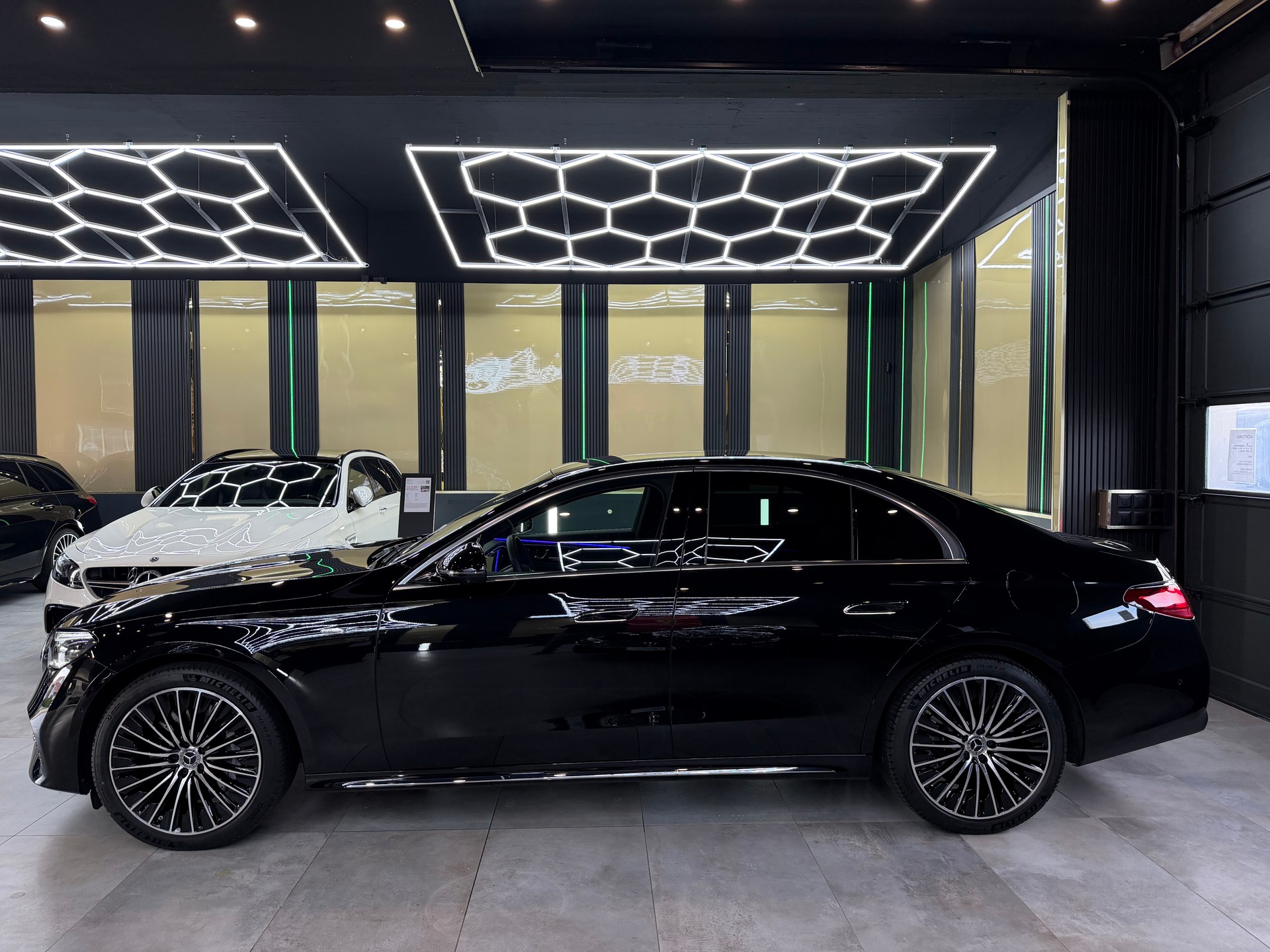 MERCEDES-BENZ E 300 e 4Matic EQ Hybrid 9G-Tronic-image-7