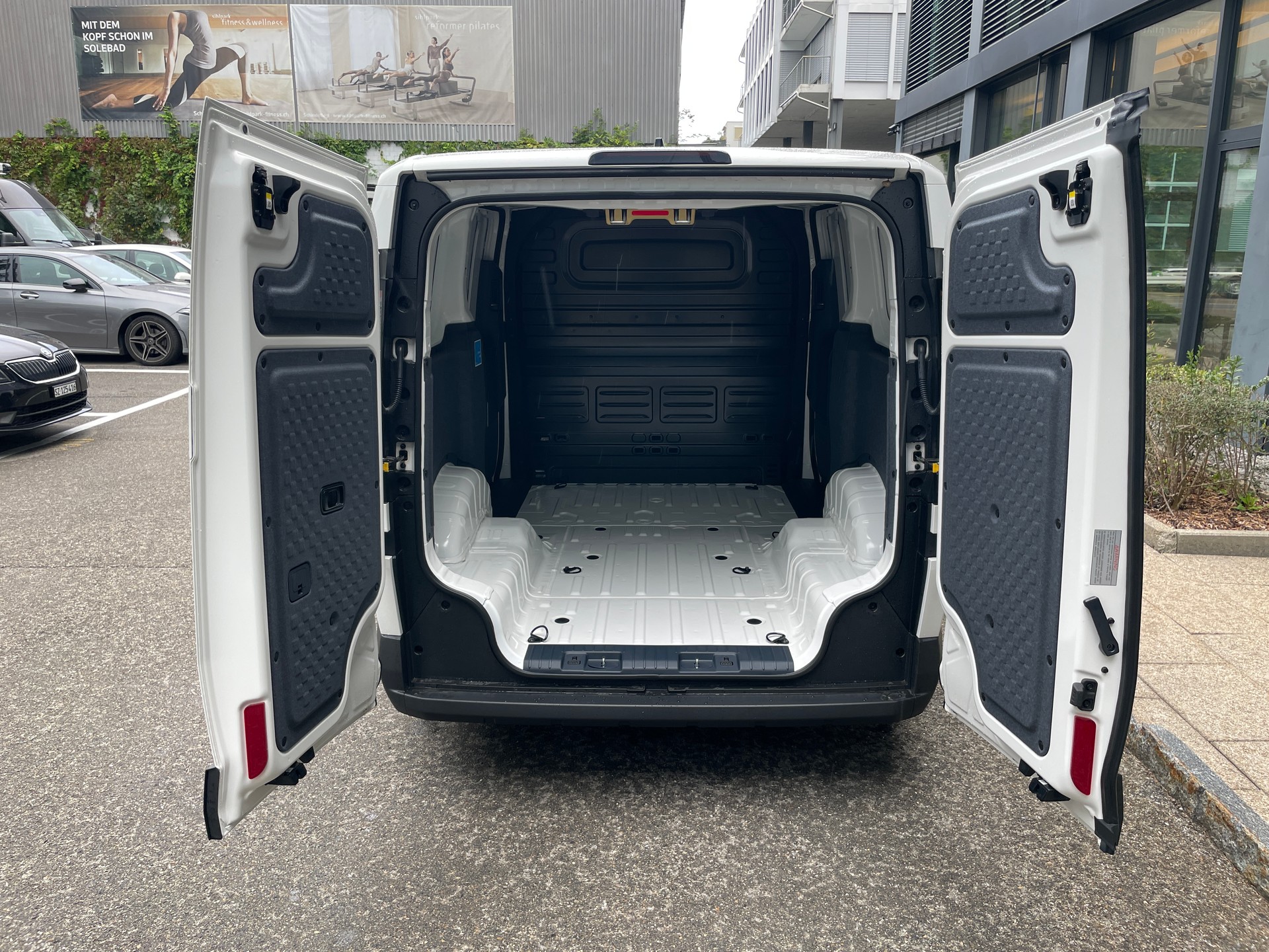 KIA PV5 Cargo 71.2 kWh Plus L2H1 inkl. Wärmepumpe und zwei Schiebetüren-image-4