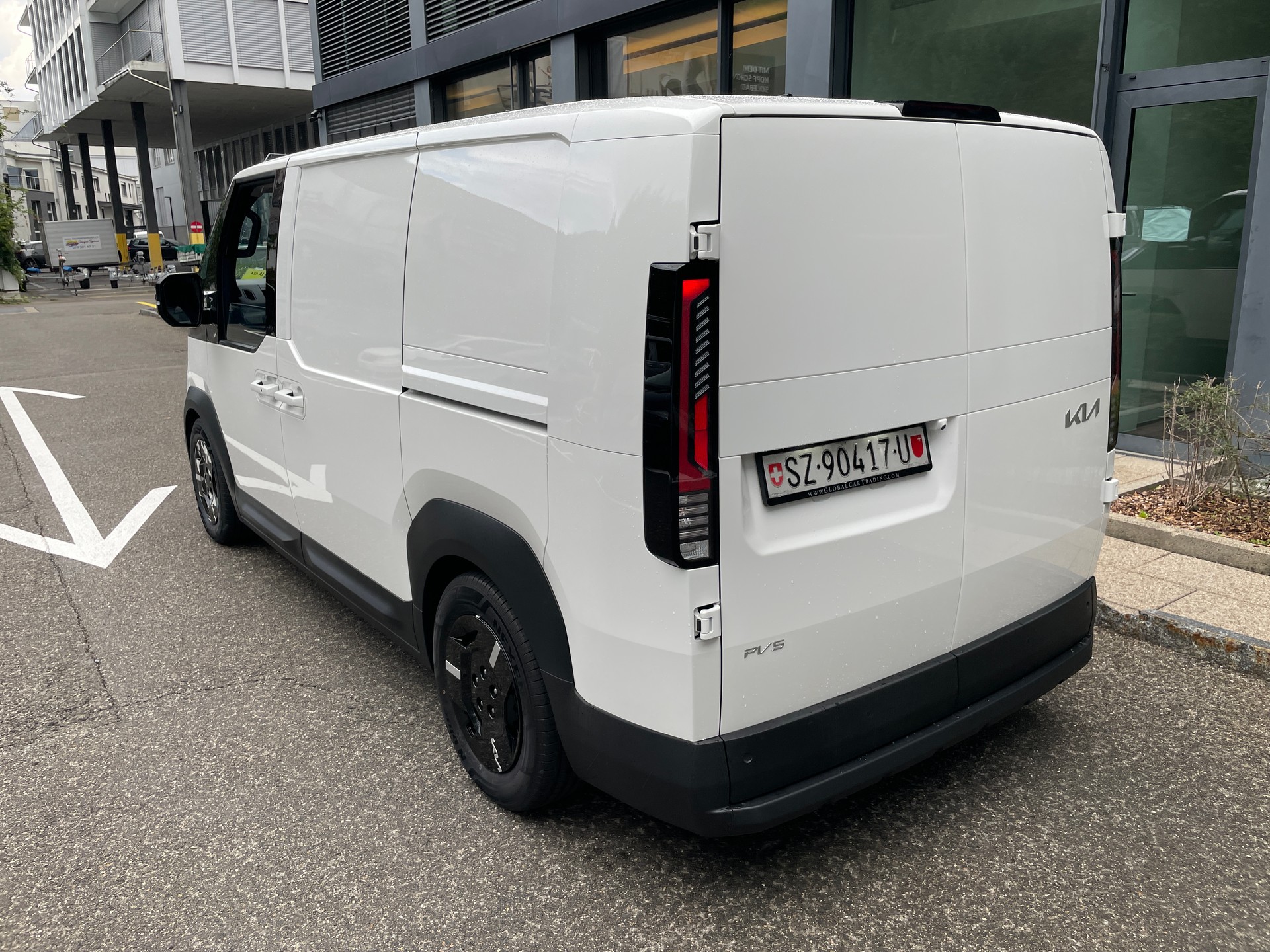 KIA PV5 Cargo 71.2 kWh Plus L2H1 inkl. Wärmepumpe und zwei Schiebetüren-image-2