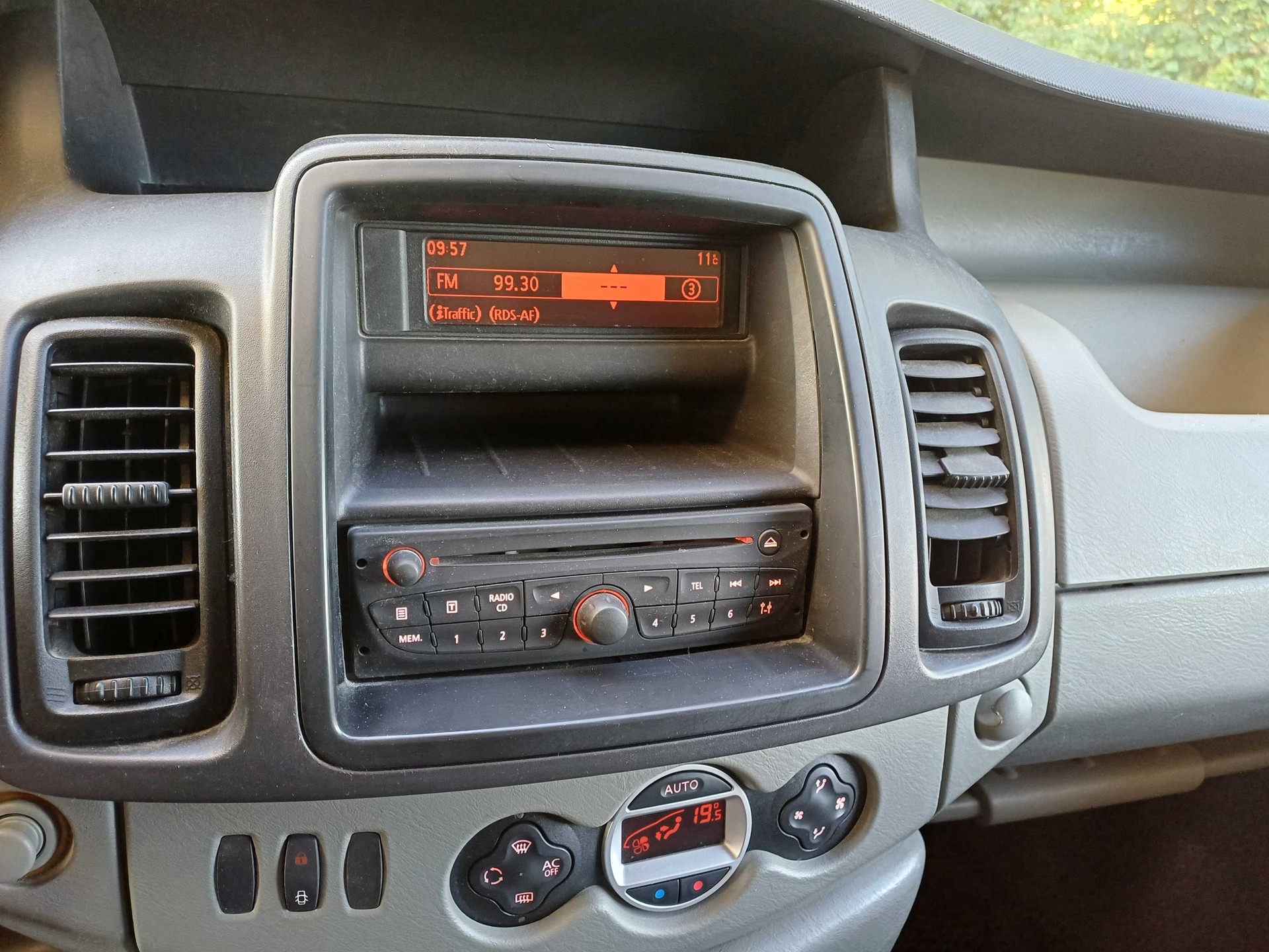 RENAULT Trafic 2.0 dCi 115 2.9t L2H1-image-8