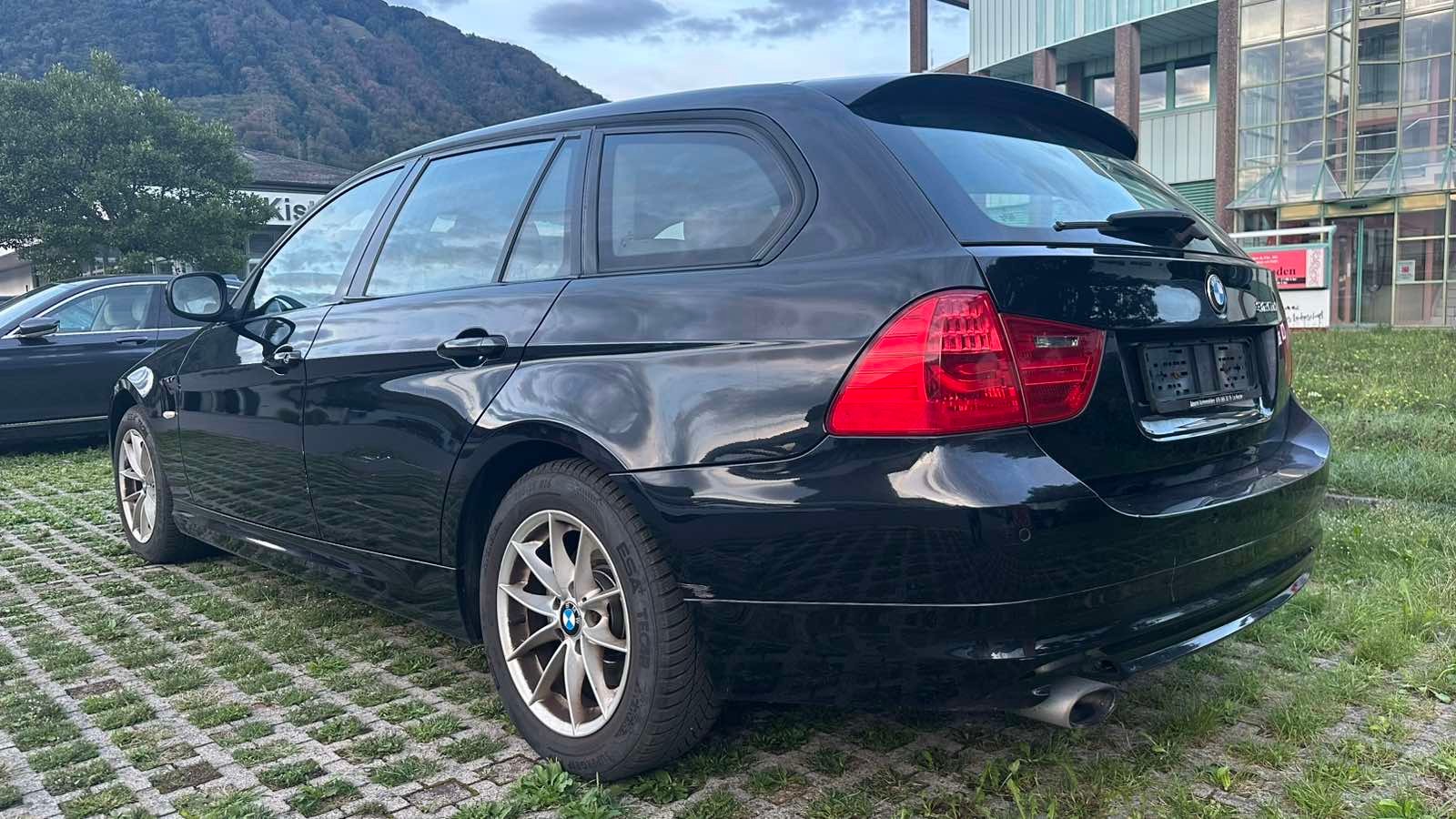 BMW 320d Dynamic Edition-image-5