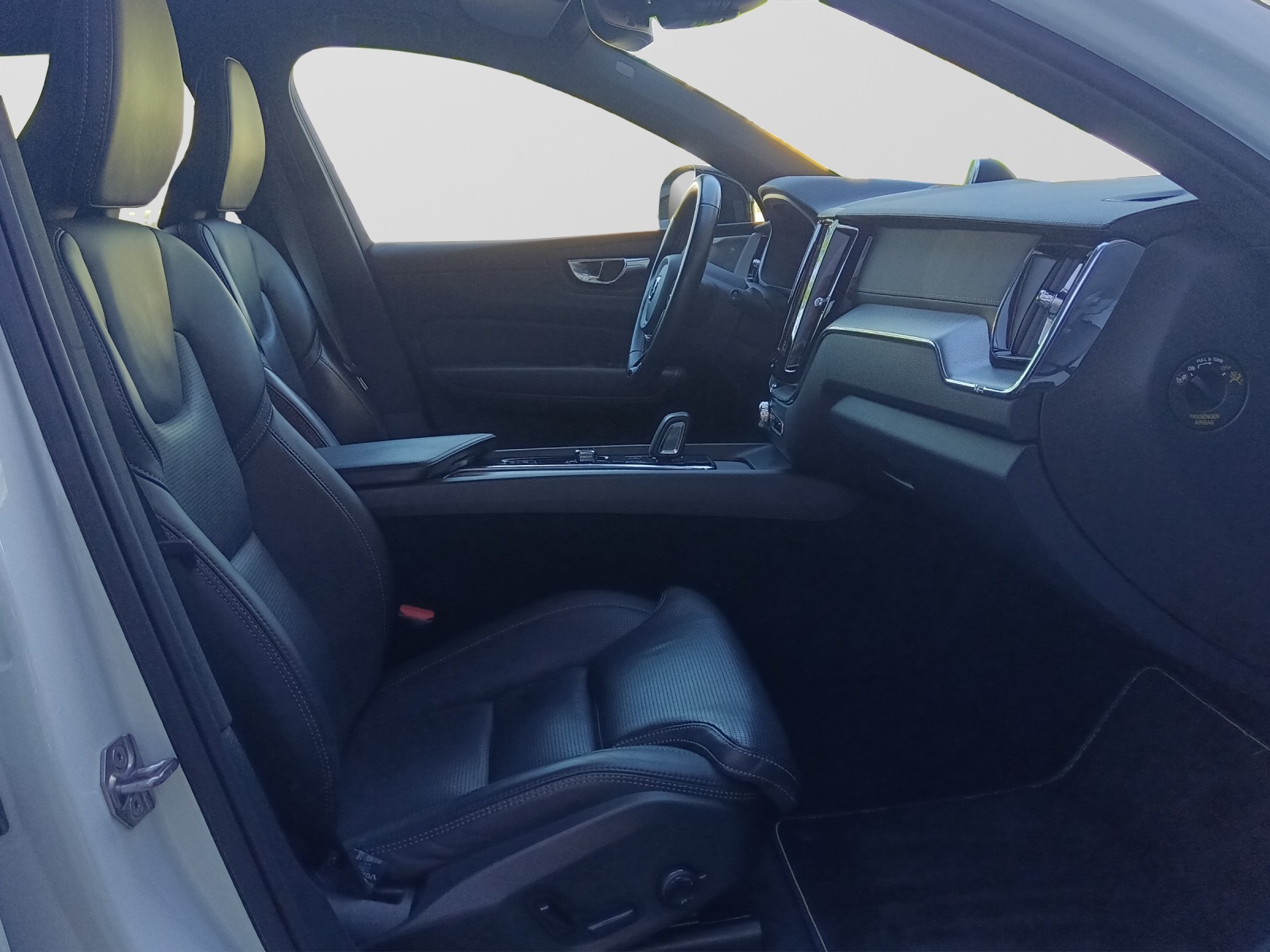 VOLVO XC60 2.0 T8 TE R-Design eAWD-image-8