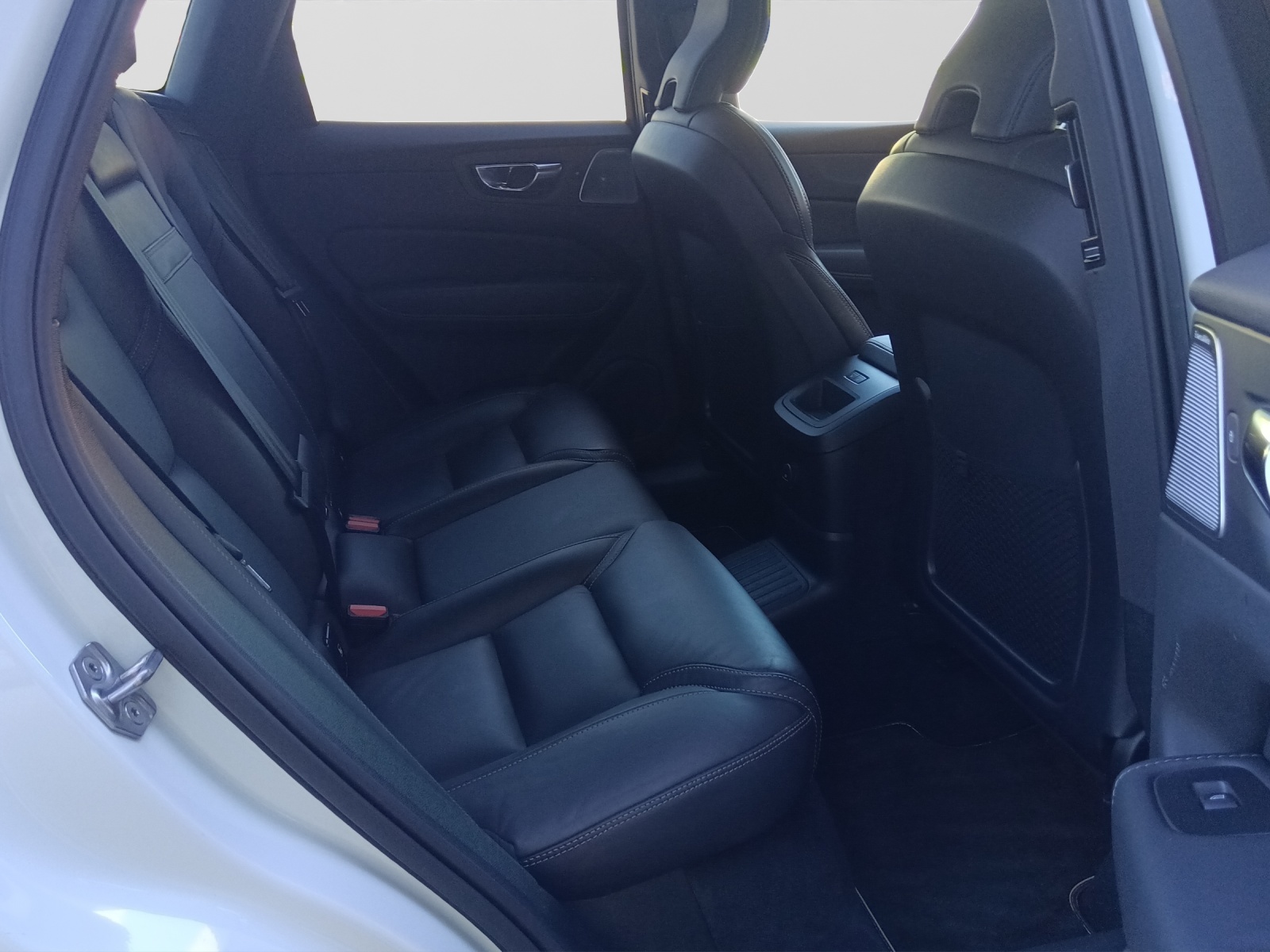 VOLVO XC60 2.0 T8 TE R-Design eAWD-image-9