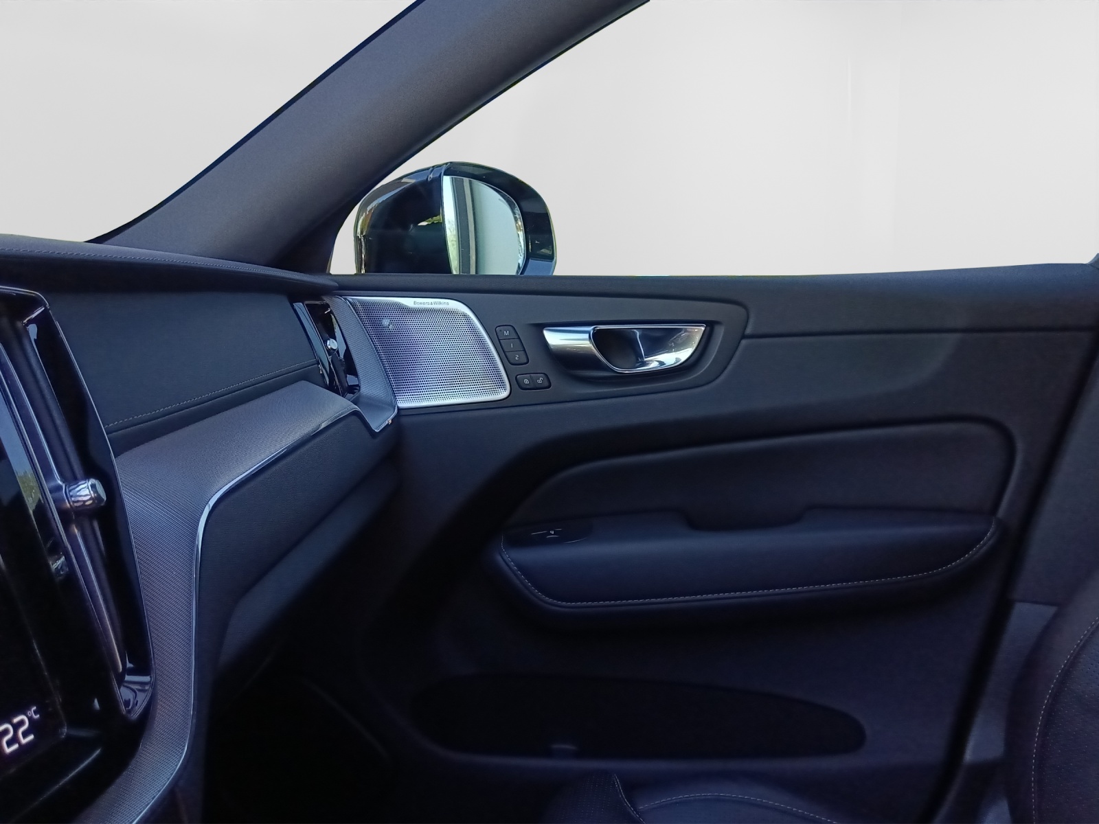 VOLVO XC60 2.0 T8 TE R-Design eAWD-image-15