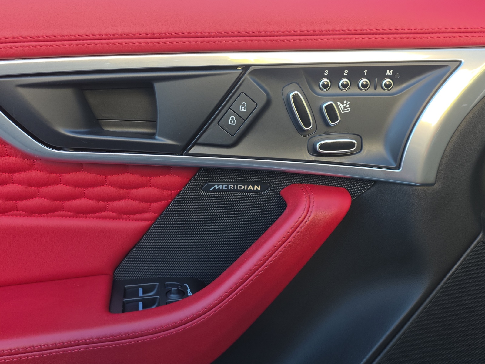 JAGUAR F-Type Convertible 5.0 V8 R-Dynamic Automatik-image-11