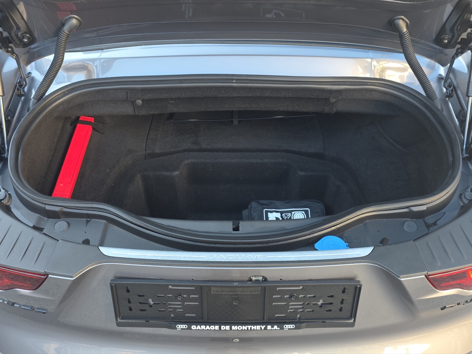 JAGUAR F-Type Convertible 5.0 V8 R-Dynamic Automatik-image-12
