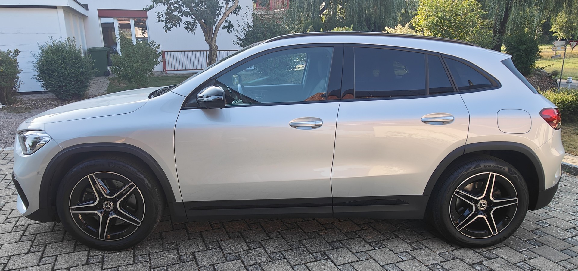 MERCEDES-BENZ GLA 250 AMG Line 4matic-image-1