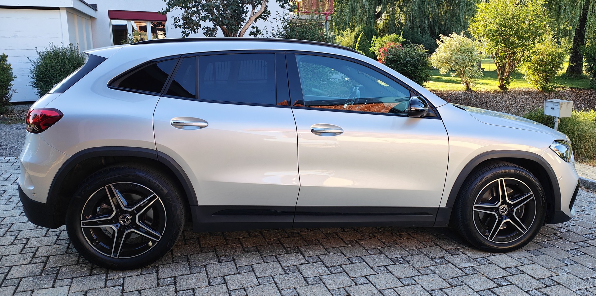 MERCEDES-BENZ GLA 250 AMG Line 4matic-image-2