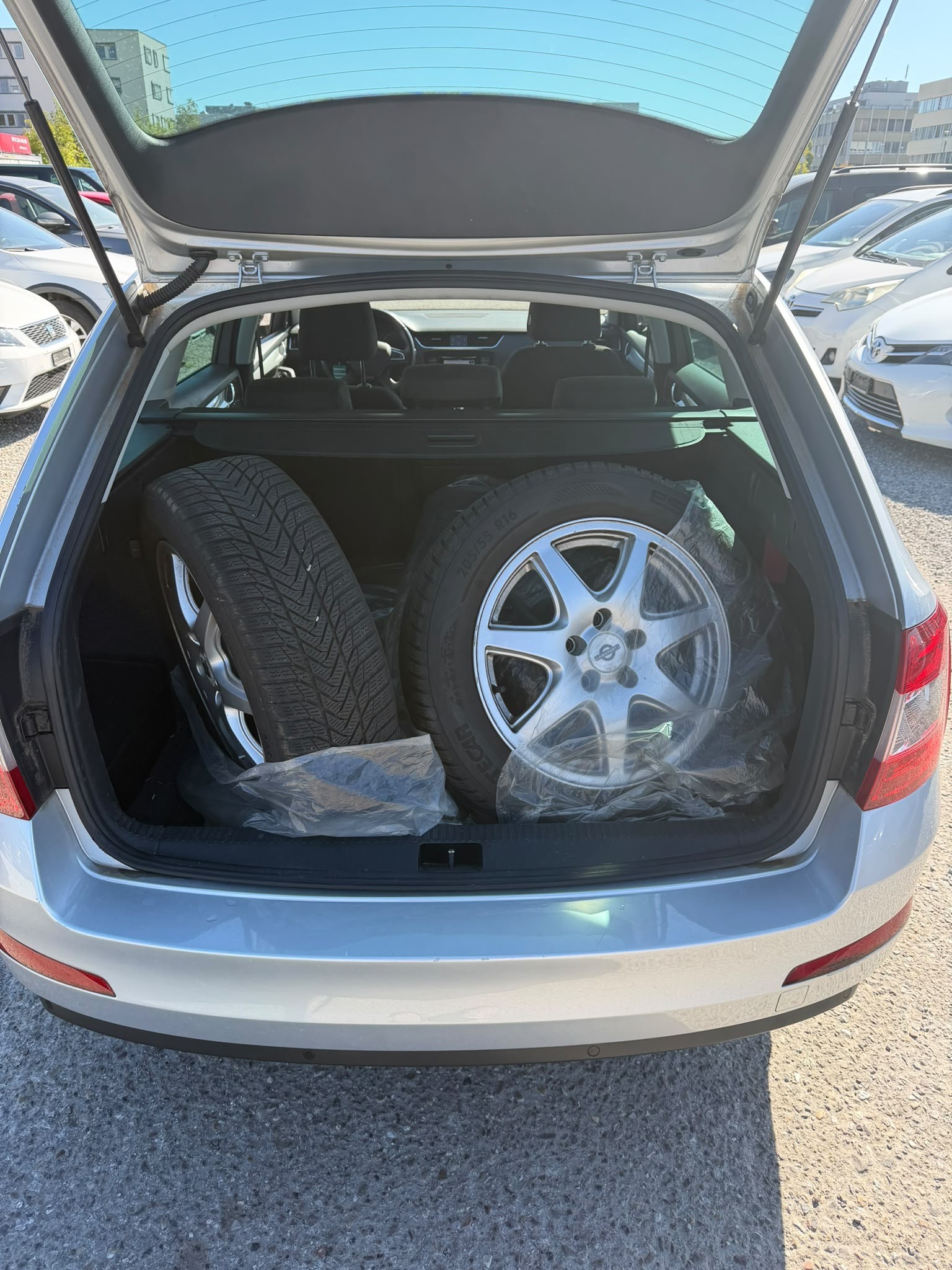 SKODA Octavia Combi 1.8 TSI L&K-image-9