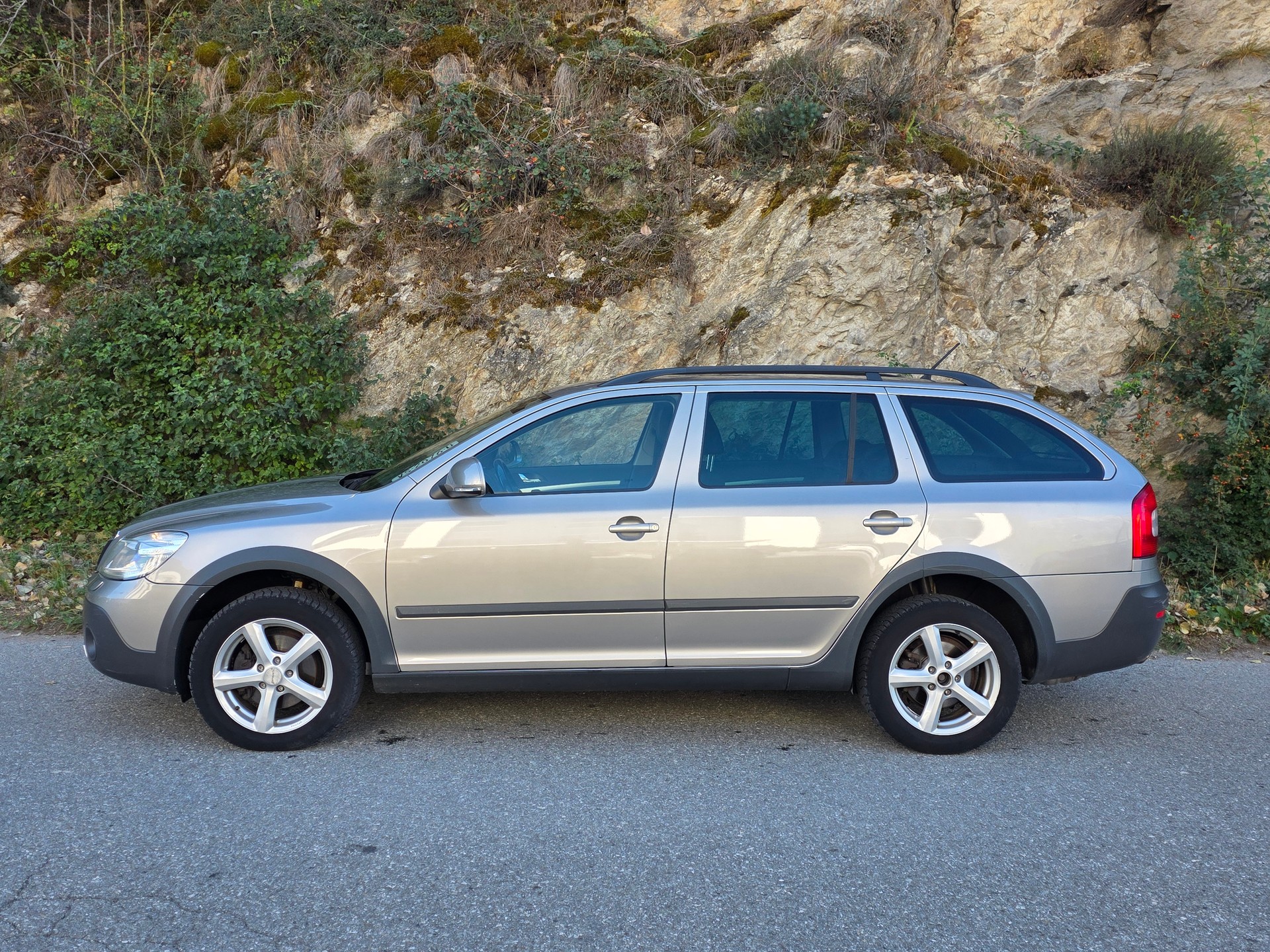 SKODA Octavia Combi 1.8 TSI Scout 4x4-image-1