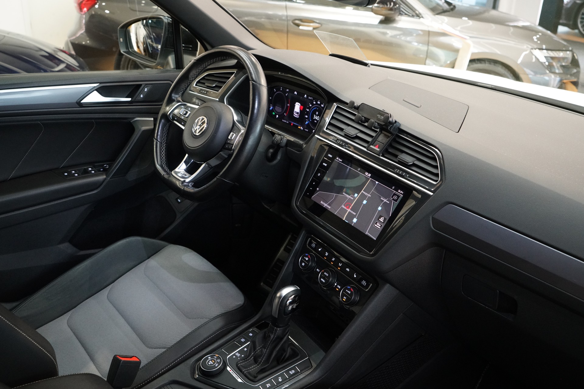 VW Tiguan 2.0 TDI SCR R-Line 4Motion DSG-image-20