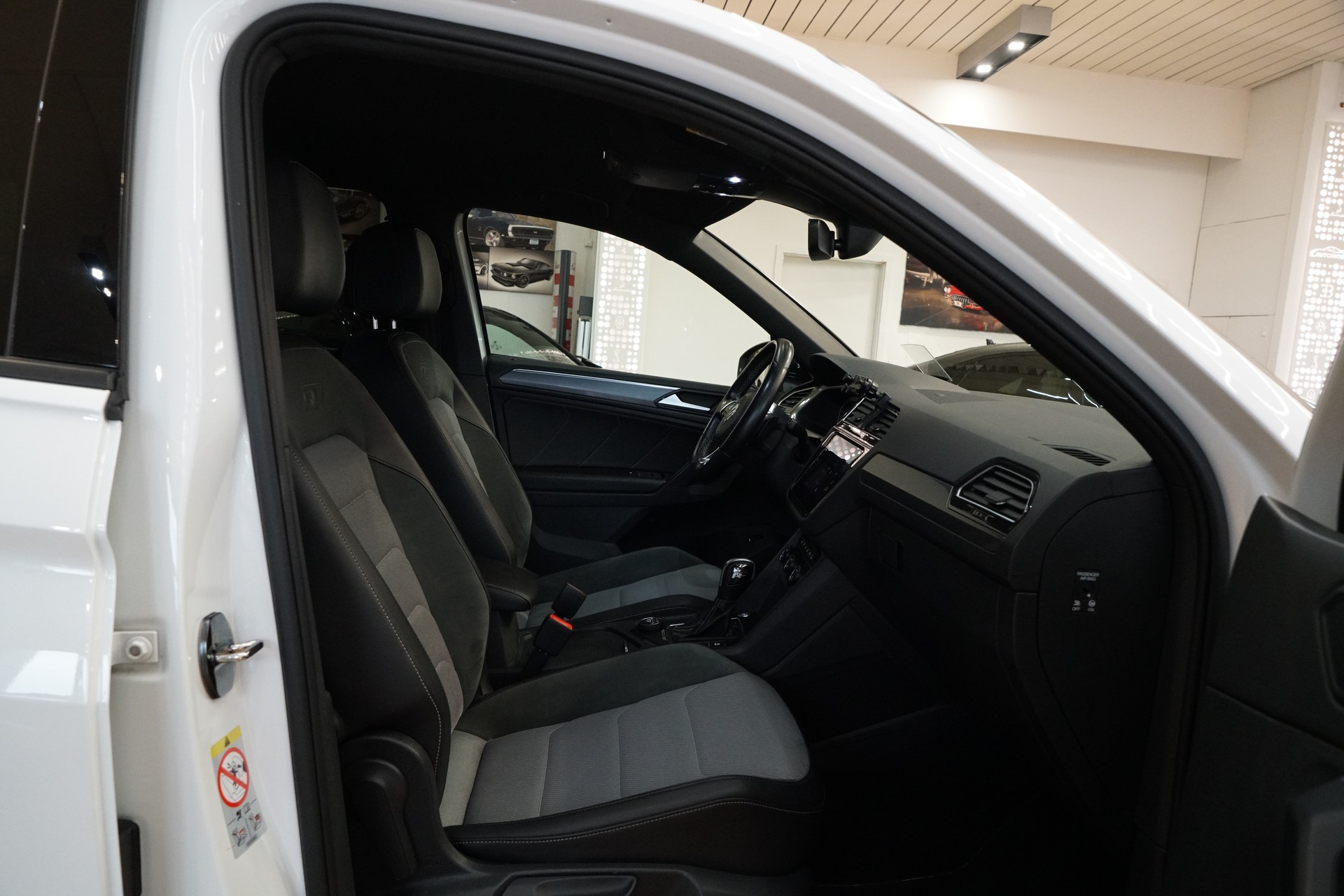 VW Tiguan 2.0 TDI SCR R-Line 4Motion DSG-image-21