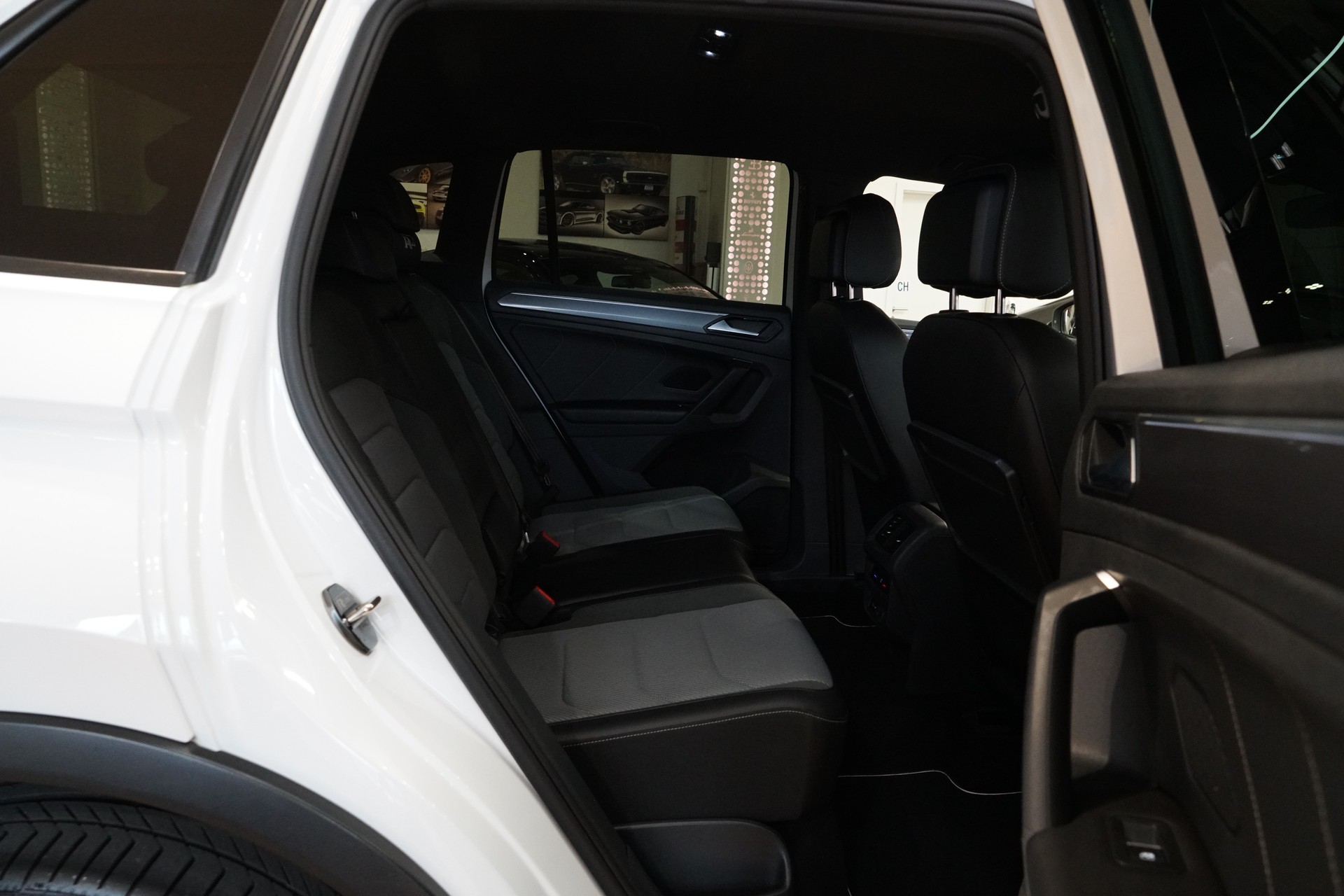 VW Tiguan 2.0 TDI SCR R-Line 4Motion DSG-image-18