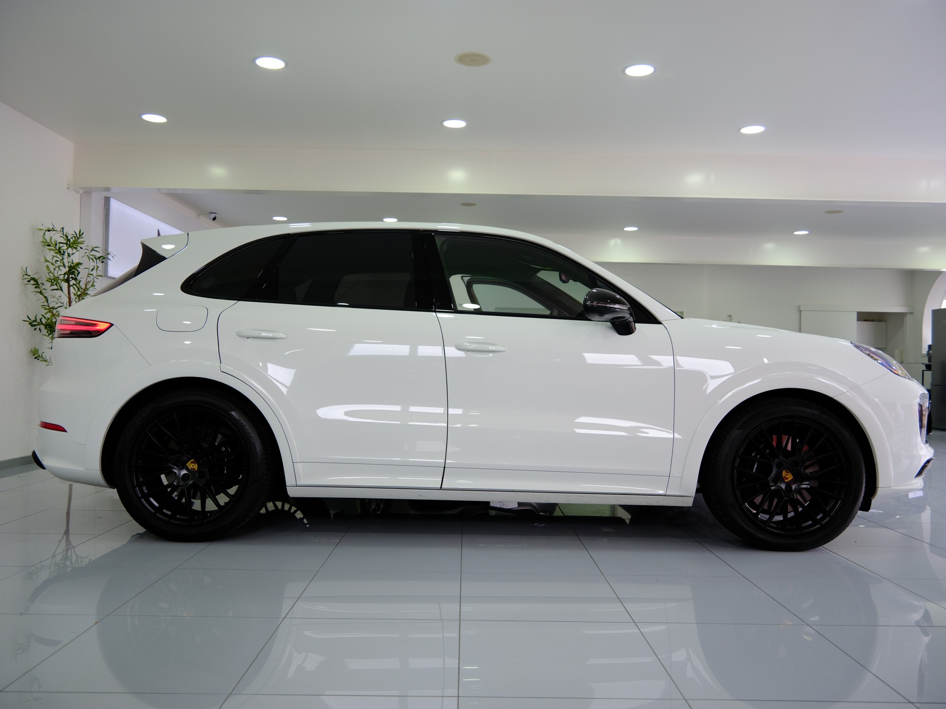 PORSCHE Cayenne GTS *Burmester* *360° Kamera*-image-9
