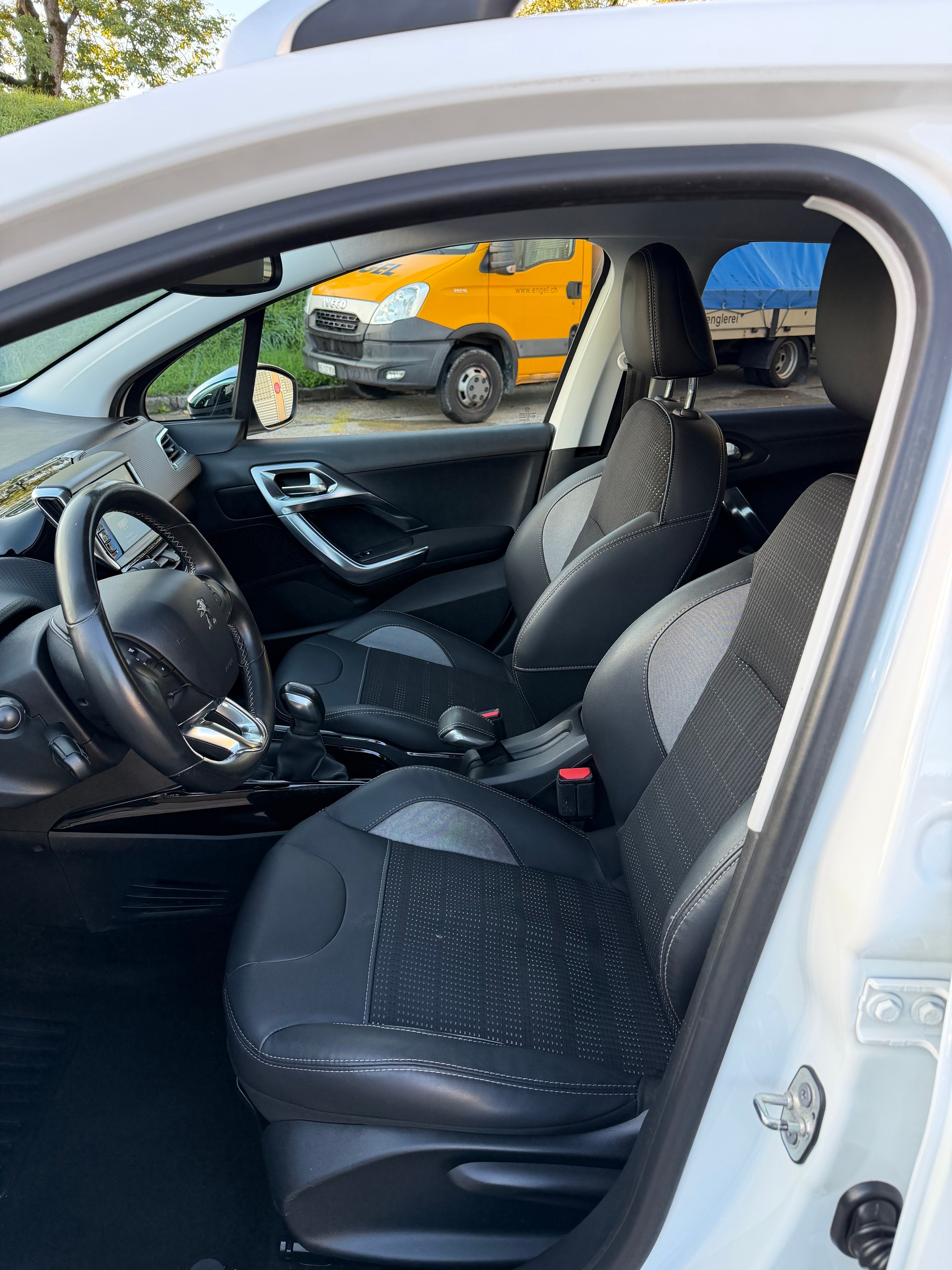 PEUGEOT 2008 1.2 PureTech Allure-image-7