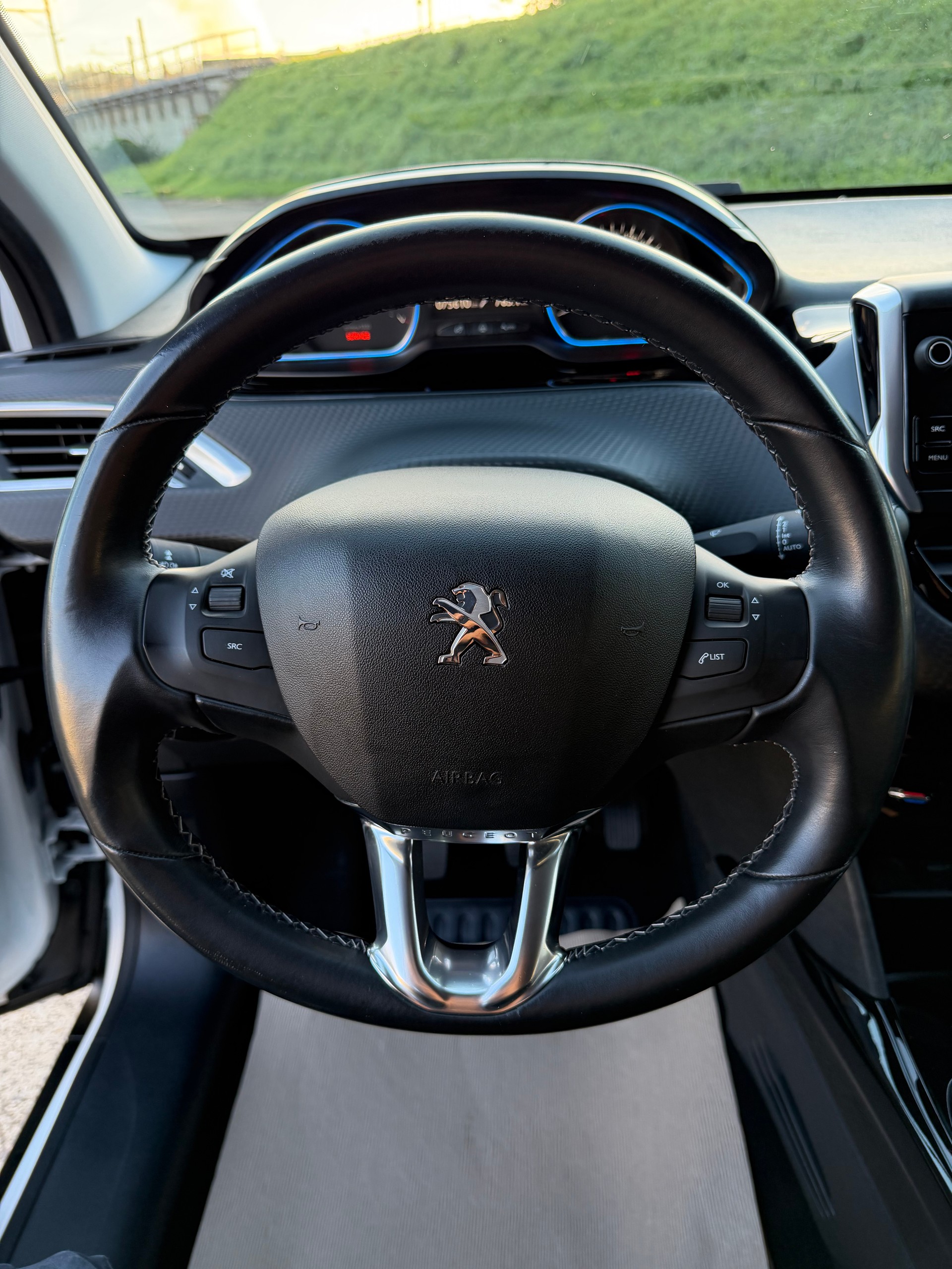 PEUGEOT 2008 1.2 PureTech Allure-image-9