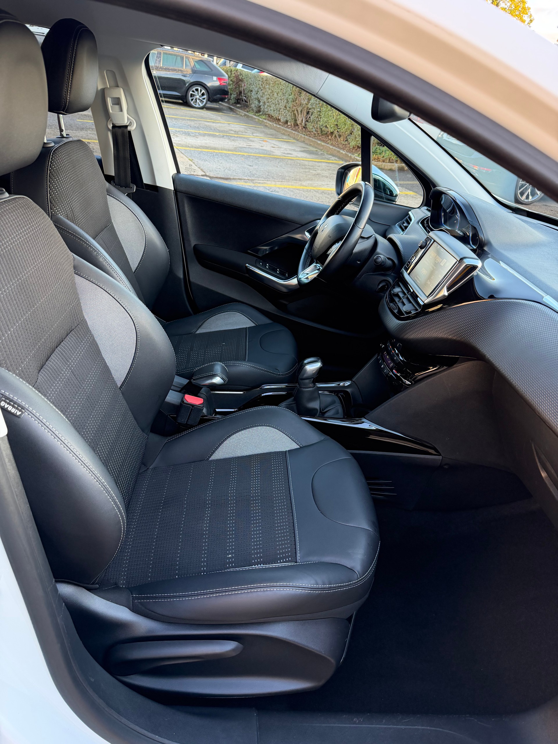 PEUGEOT 2008 1.2 PureTech Allure-image-14