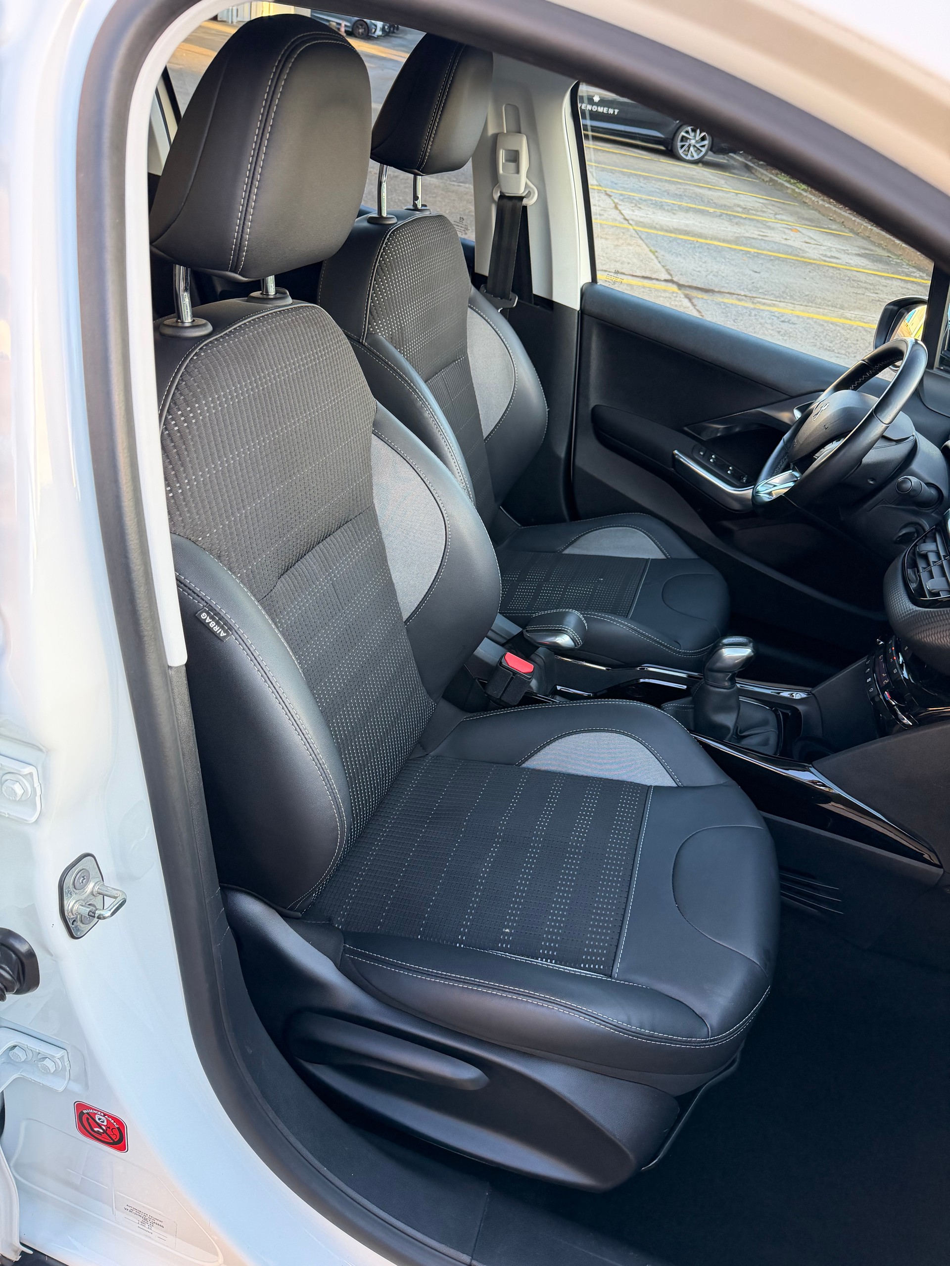 PEUGEOT 2008 1.2 PureTech Allure-image-15