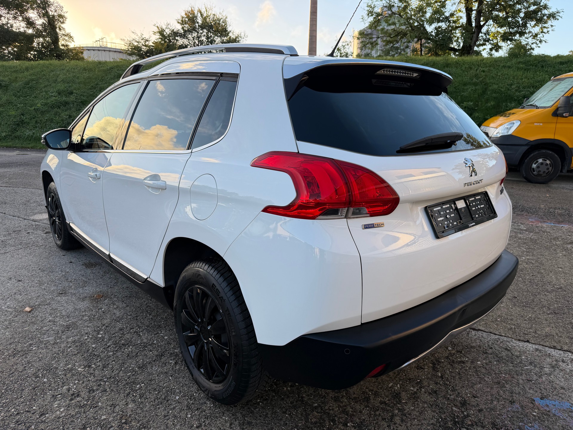 PEUGEOT 2008 1.2 PureTech Allure-image-2