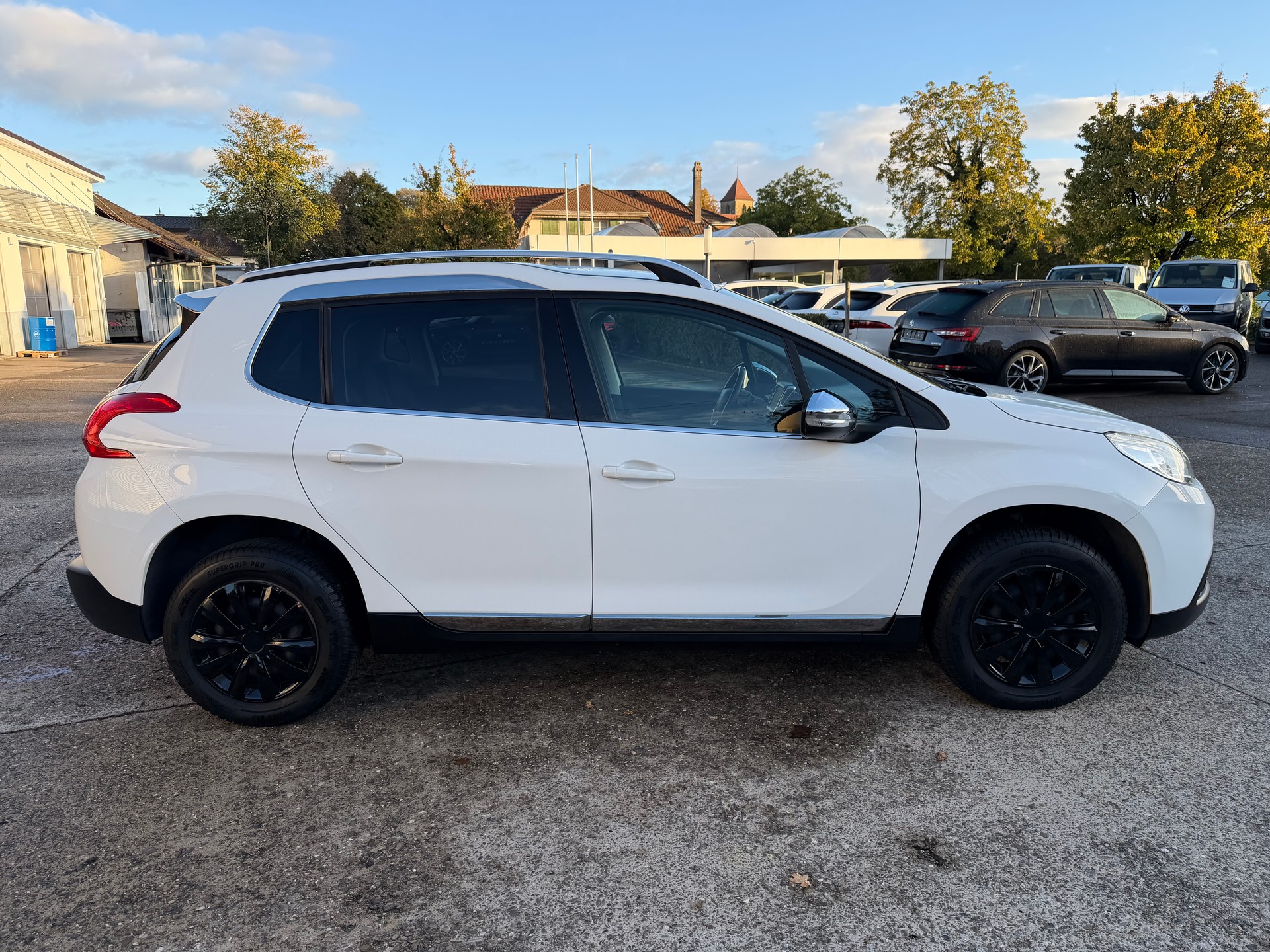 PEUGEOT 2008 1.2 PureTech Allure-image-4