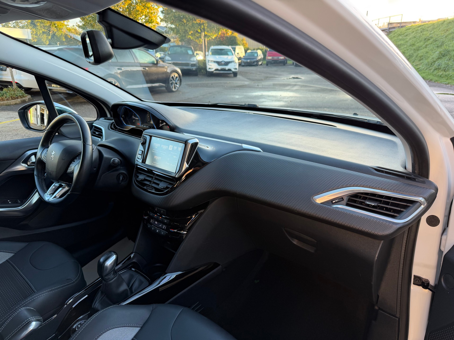PEUGEOT 2008 1.2 PureTech Allure-image-16