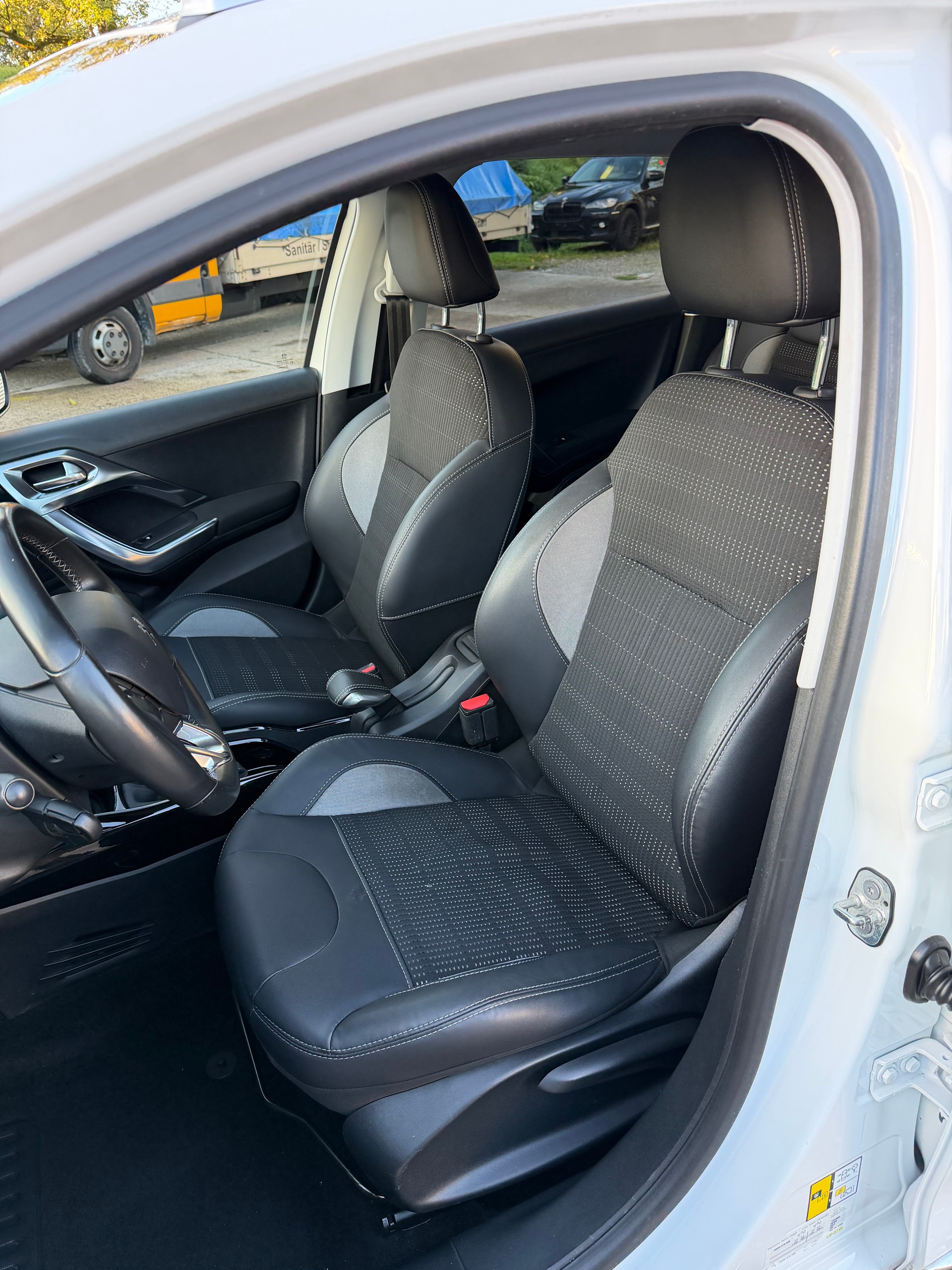 PEUGEOT 2008 1.2 PureTech Allure-image-8