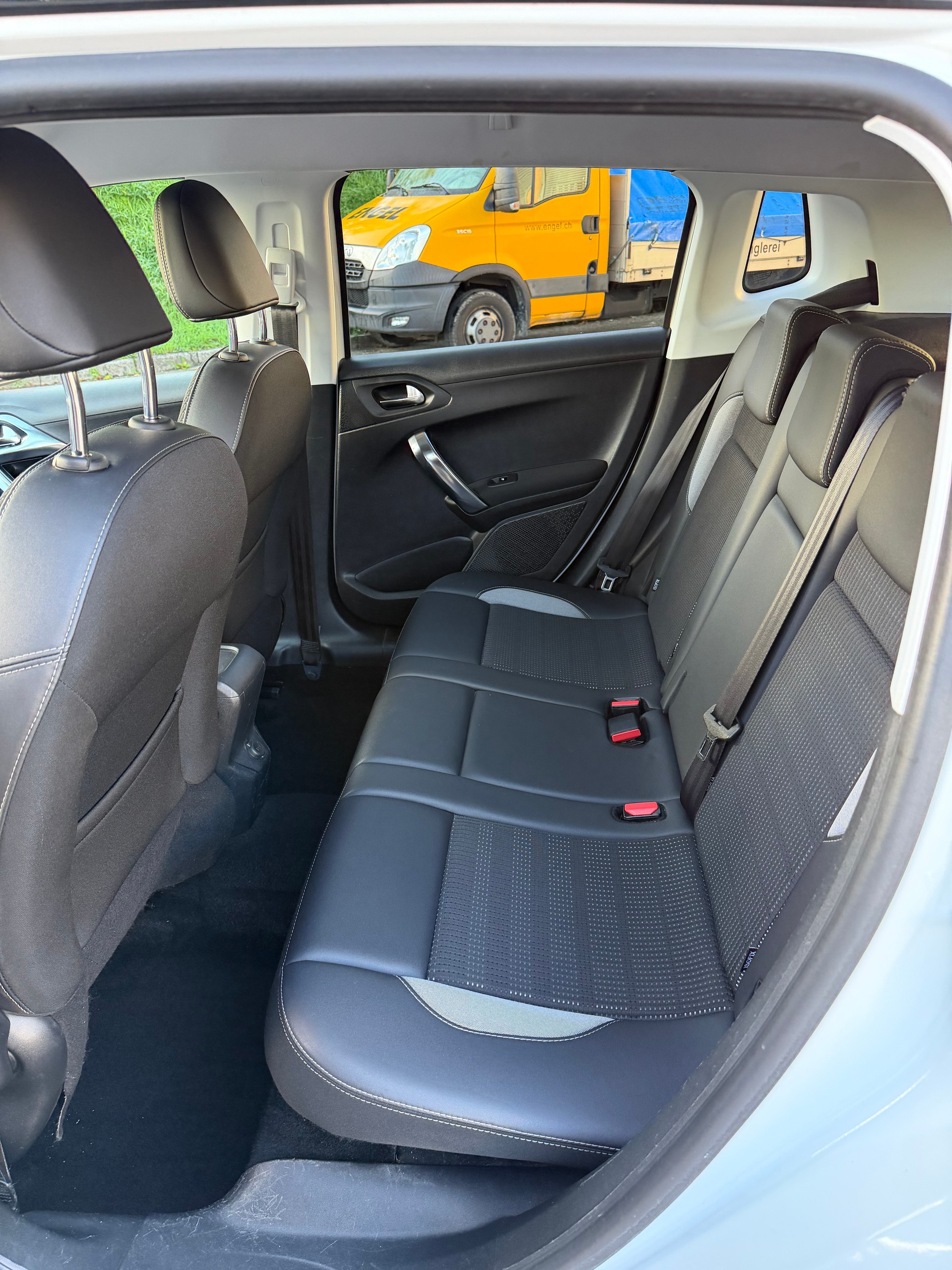 PEUGEOT 2008 1.2 PureTech Allure-image-12