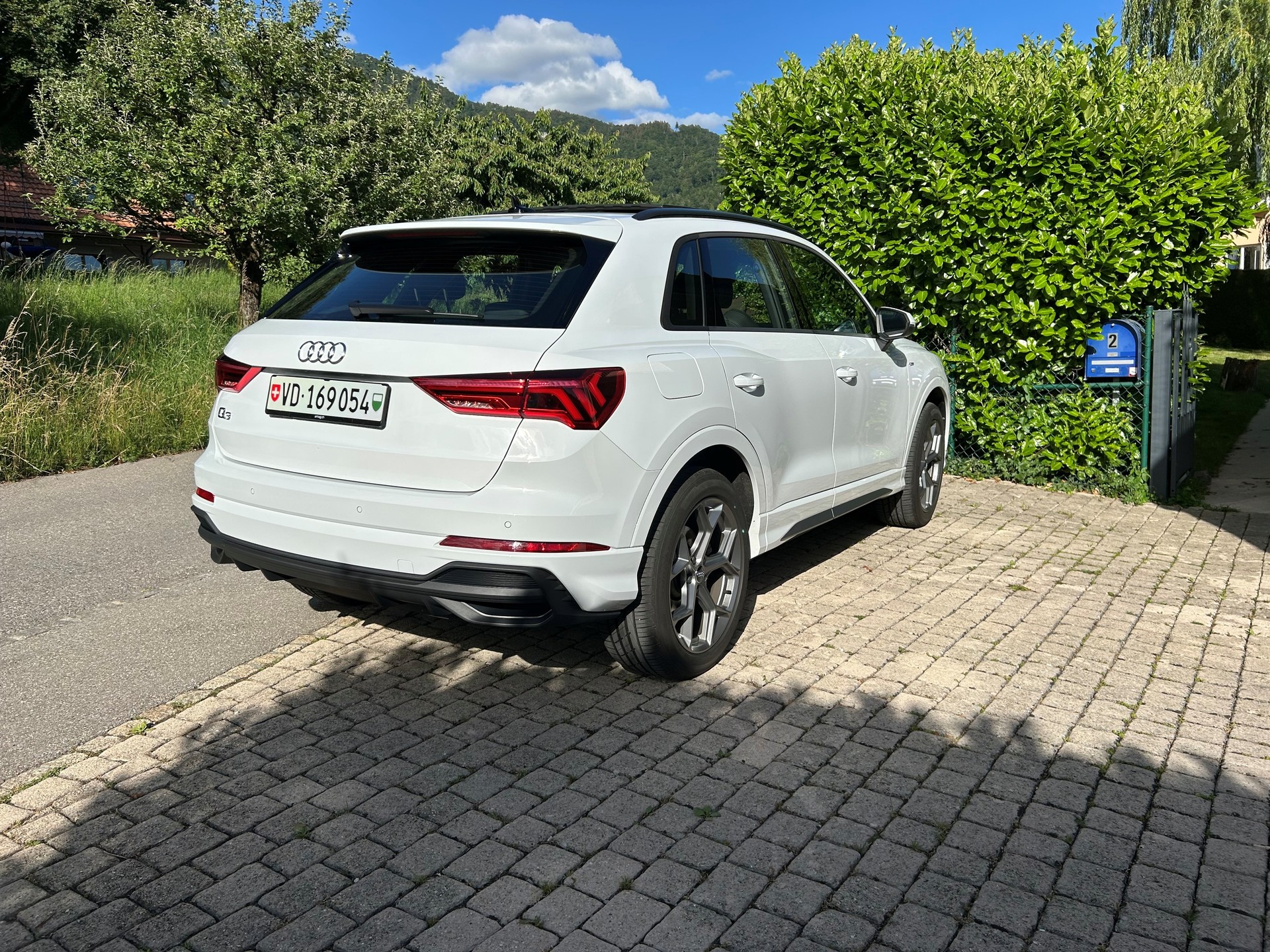 AUDI 45 TFSI e S line S-tronic-image-2