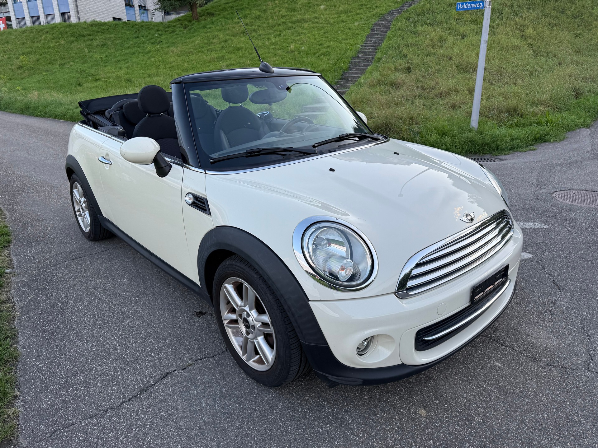 MINI Cooper Cabriolet-image-1