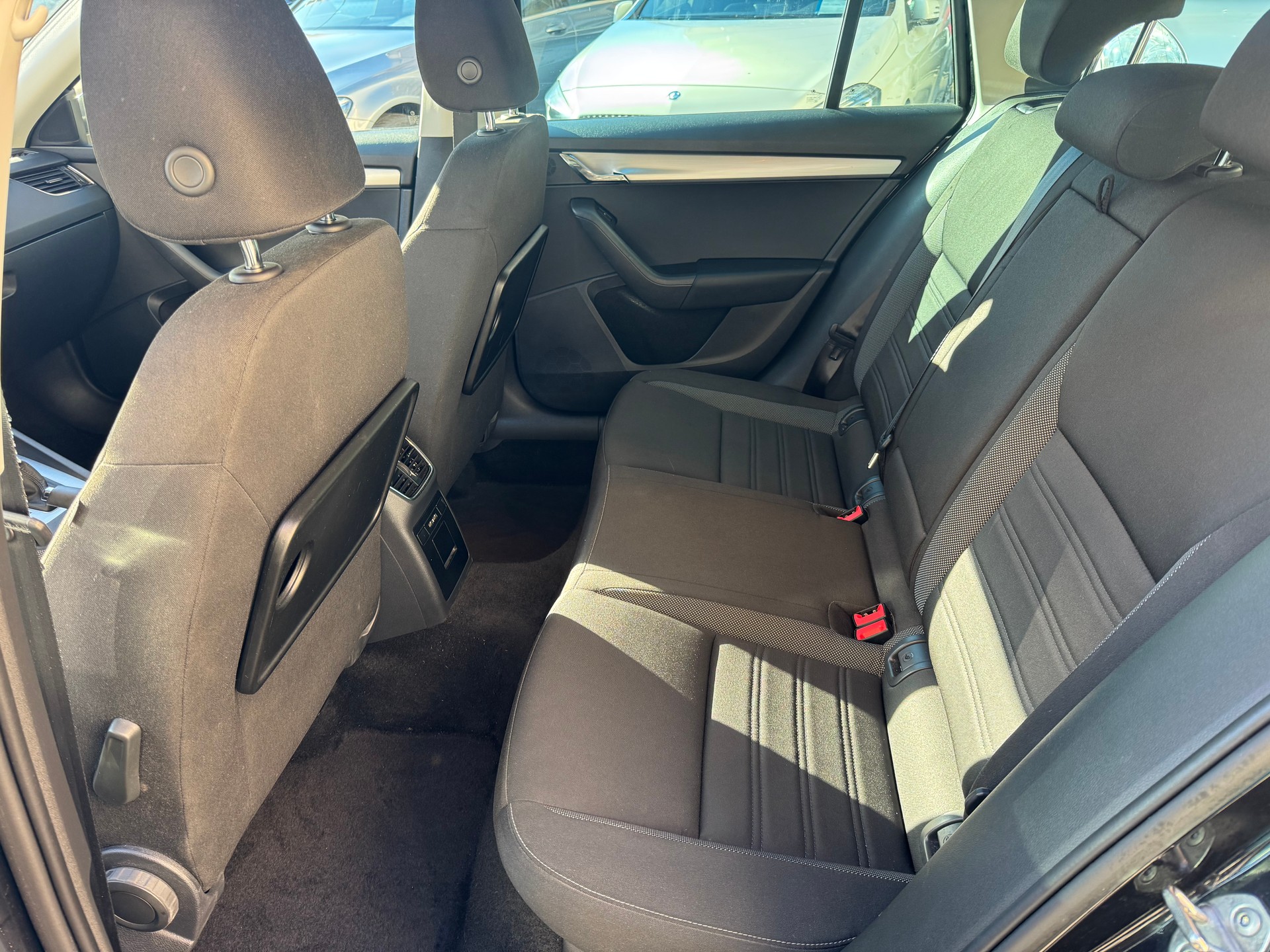 SKODA Octavia Combi 1.6 TDI Ambition DSG-image-5