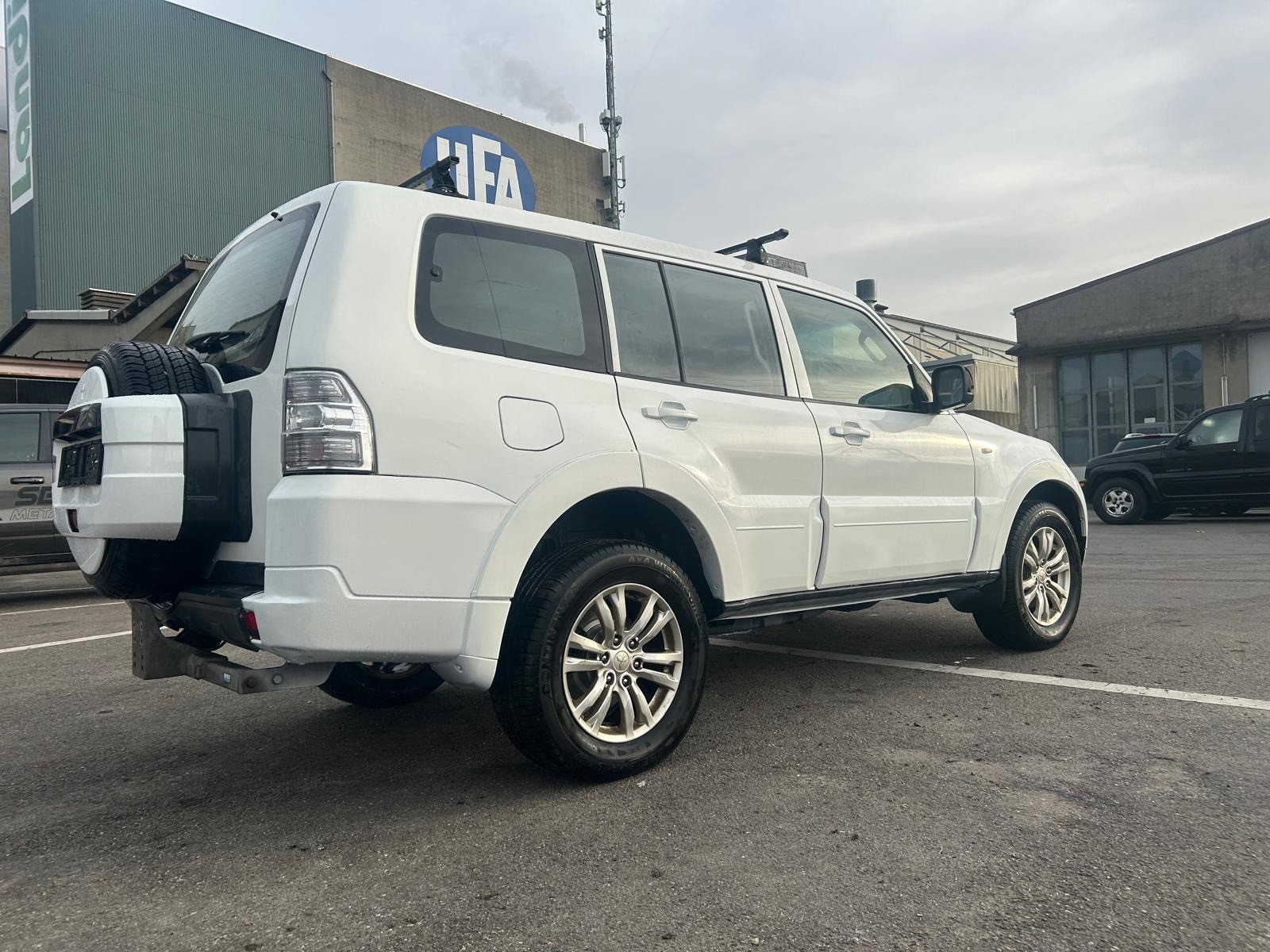 MITSUBISHI Pajero 3.2 DI-D Professional Plus-image-3