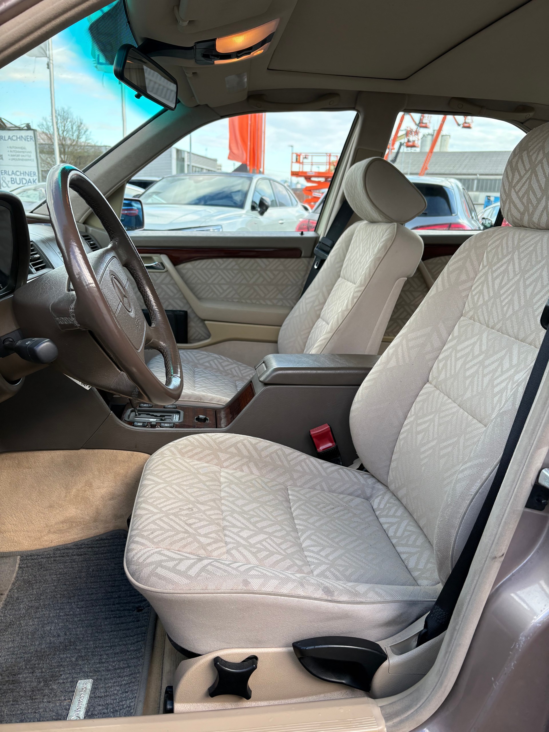 MERCEDES-BENZ C 220 Classic-image-10