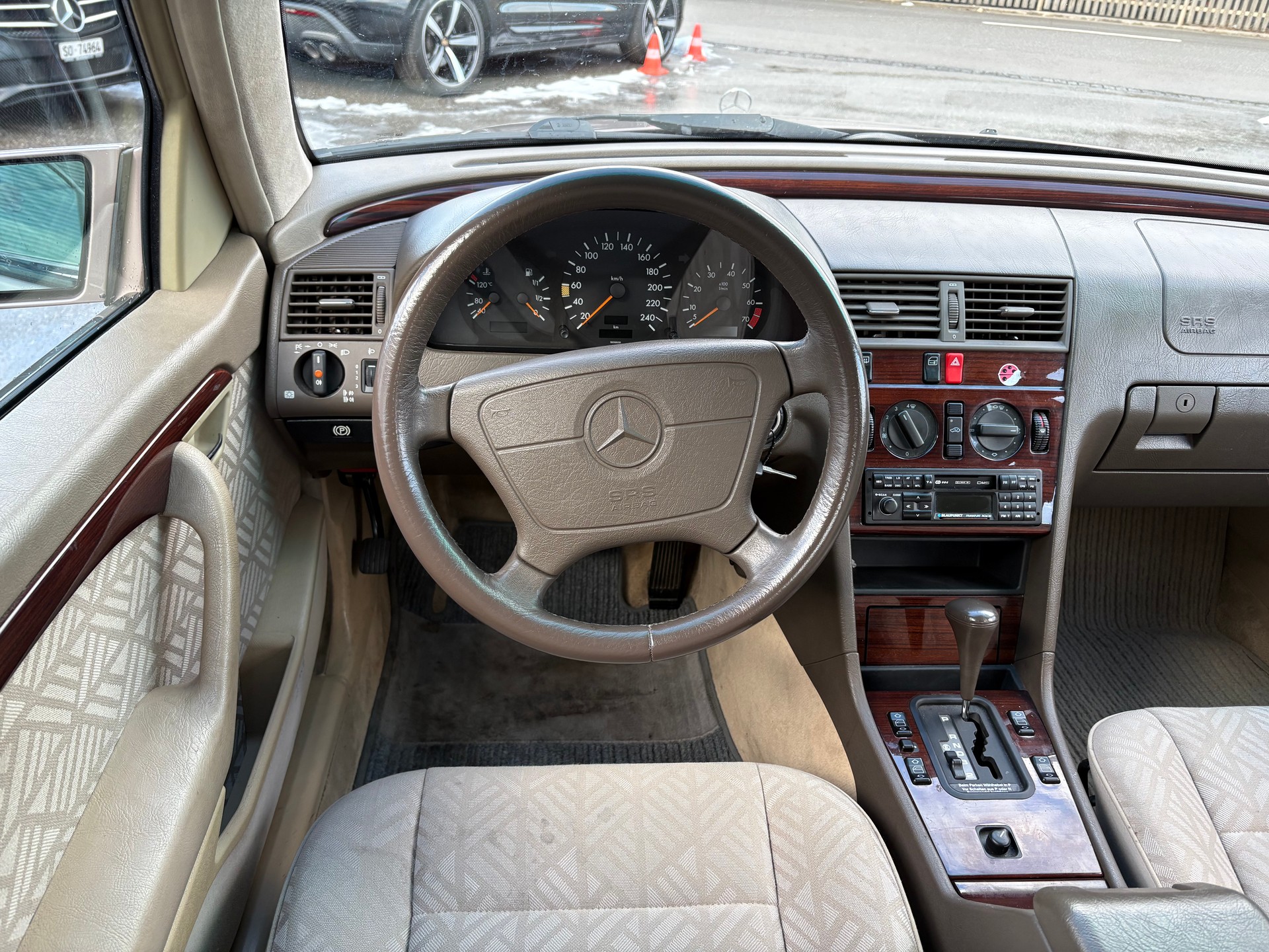 MERCEDES-BENZ C 220 Classic-image-9