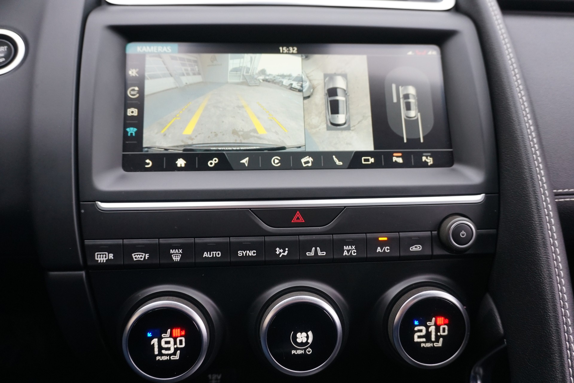 JAGUAR E-Pace P250 R-Dynamic SE AWD aus erster Hand!! 100% Benziner-image-16