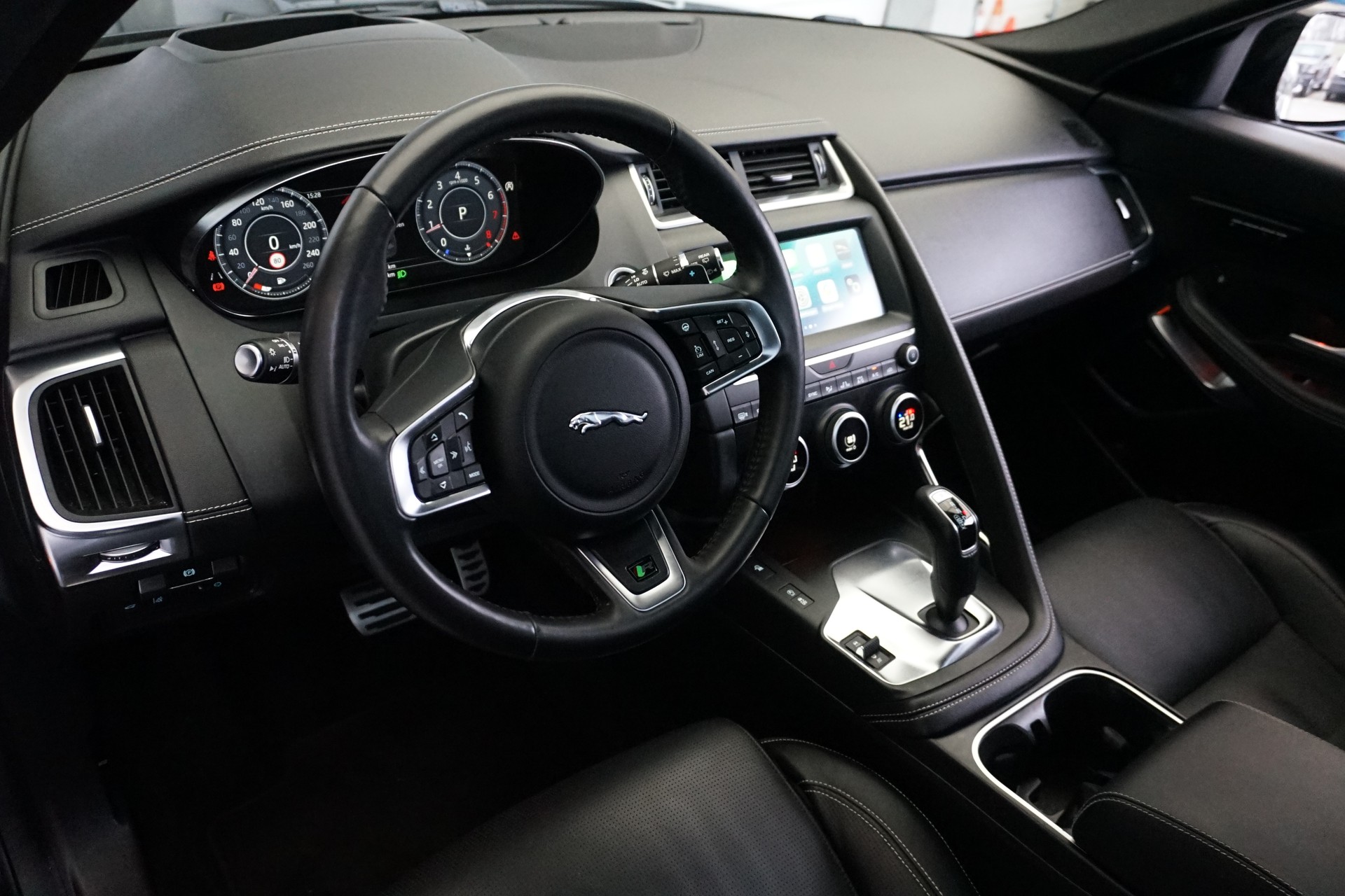 JAGUAR E-Pace P250 R-Dynamic SE AWD aus erster Hand!! 100% Benziner-image-13