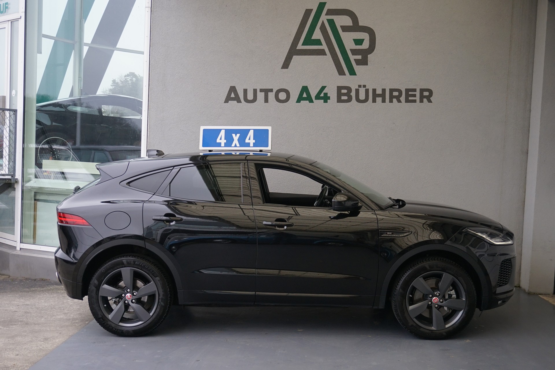JAGUAR E-Pace P250 R-Dynamic SE AWD aus erster Hand!! 100% Benziner-image-4