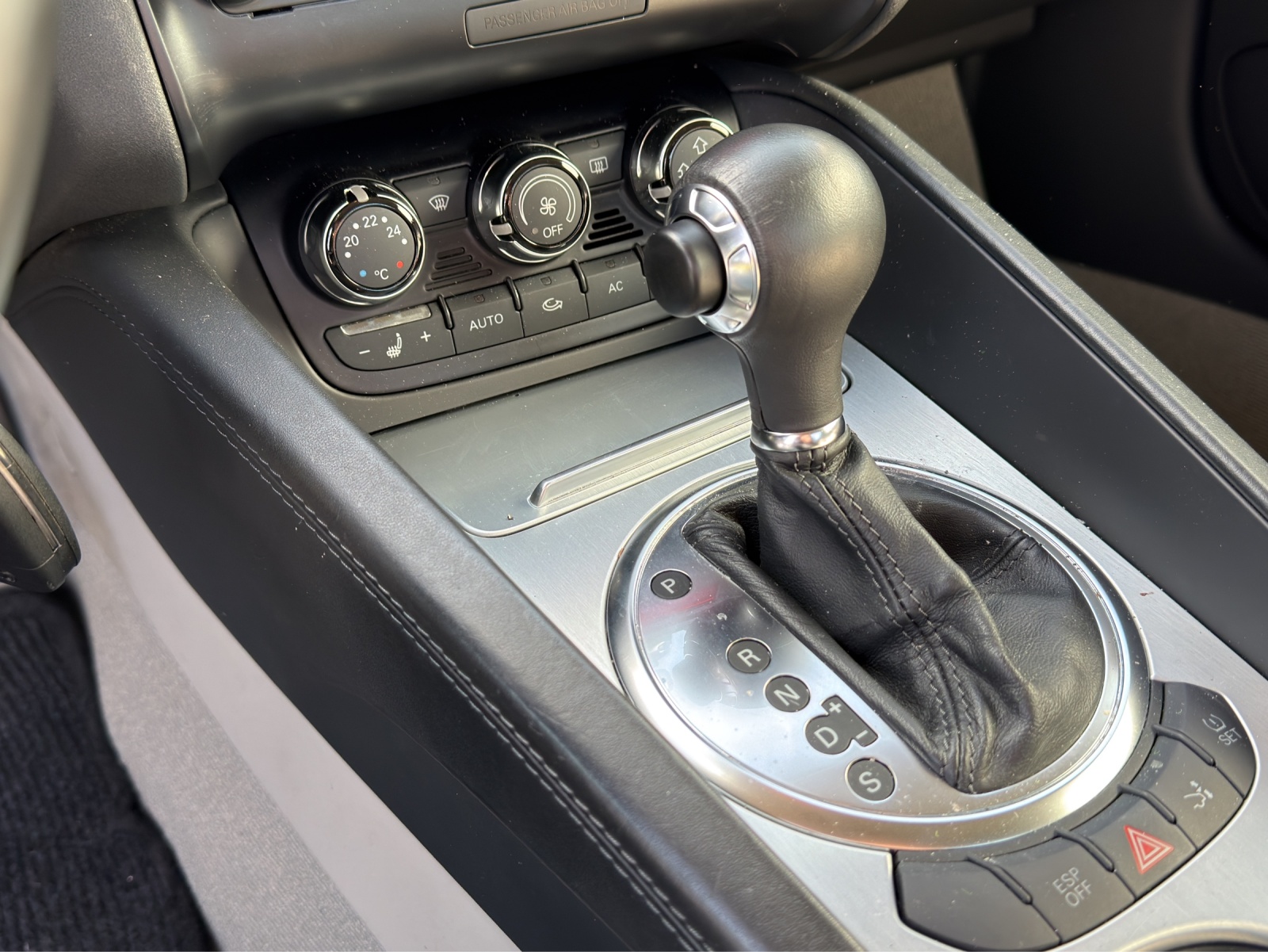 AUDI TT Coupé 3.2 quattro-image-11