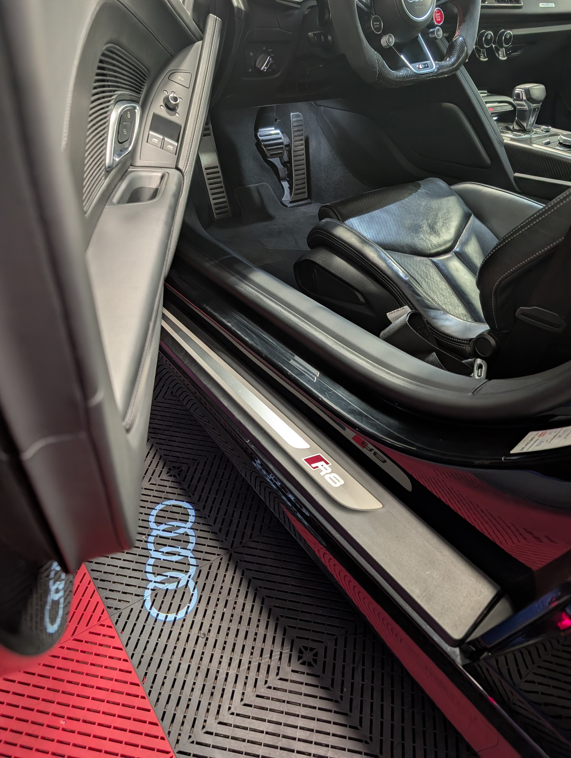 AUDI R8 Coupé 5.2 plus S-Tronic-image-14