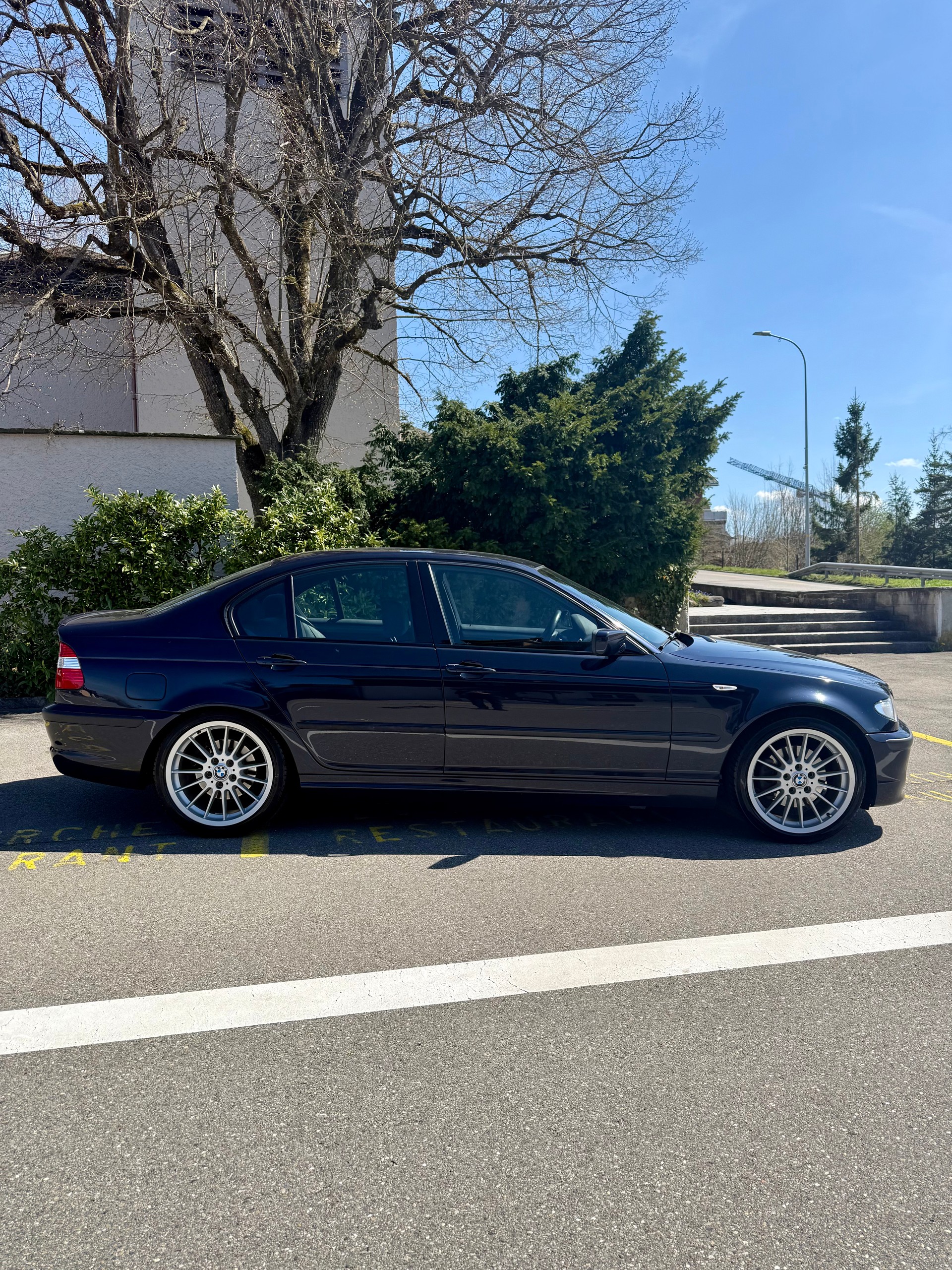 BMW 325i-image-12