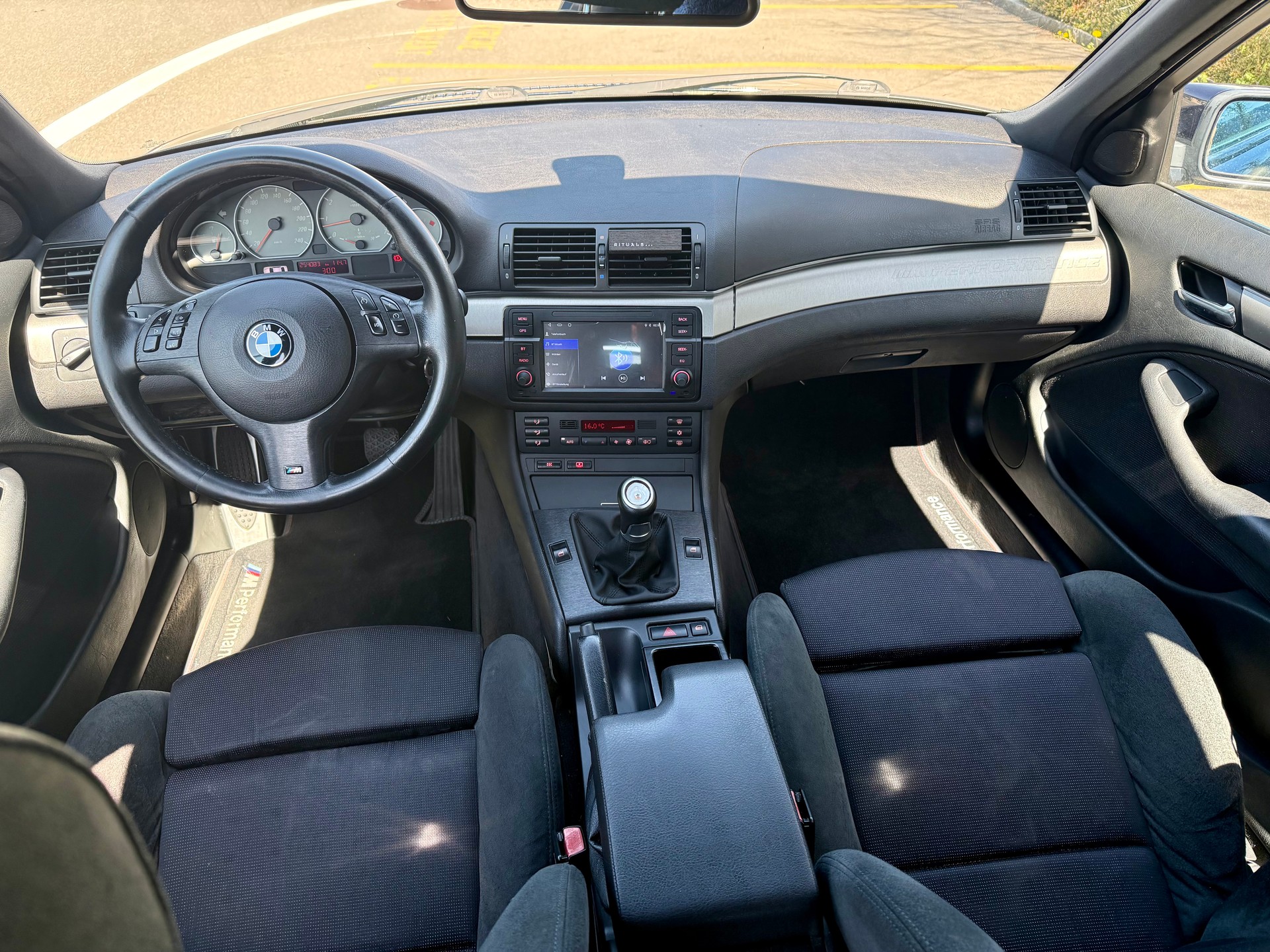 BMW 325i-image-11