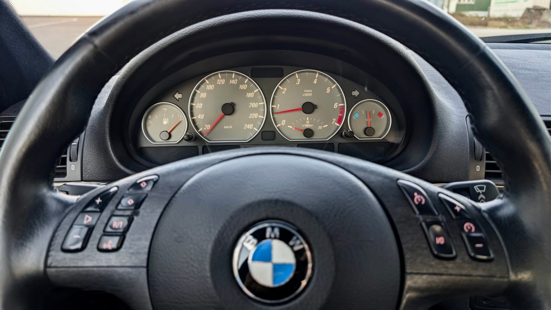 BMW 325i-image-8