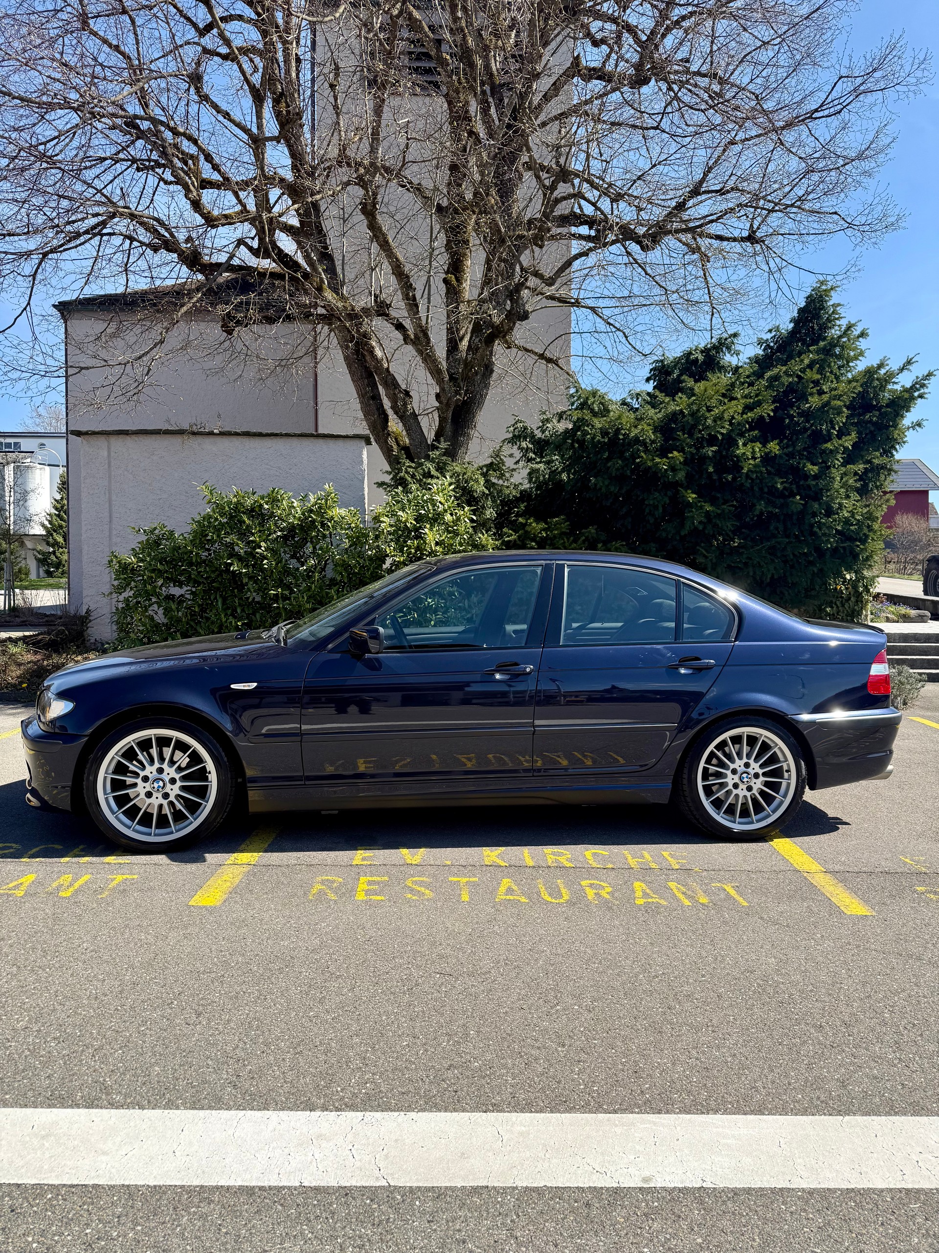 BMW 325i-image-4