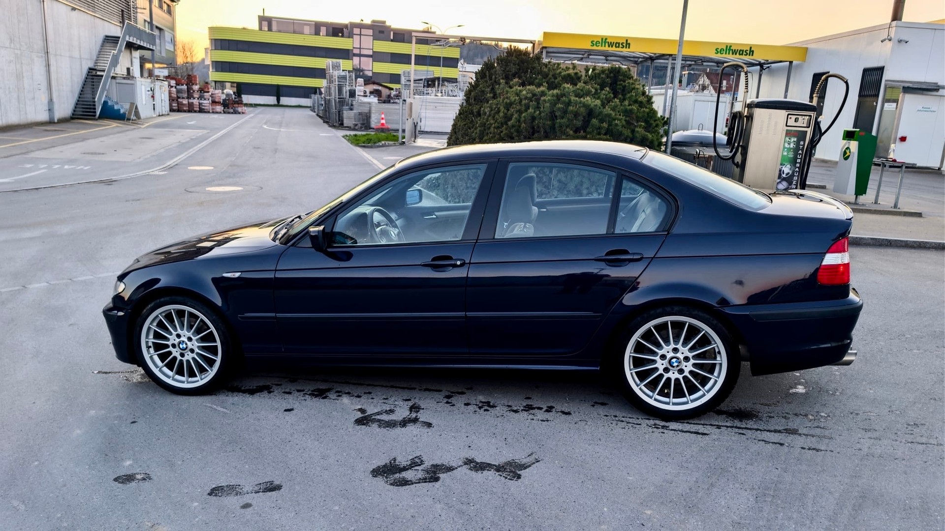 BMW 325i-image-9