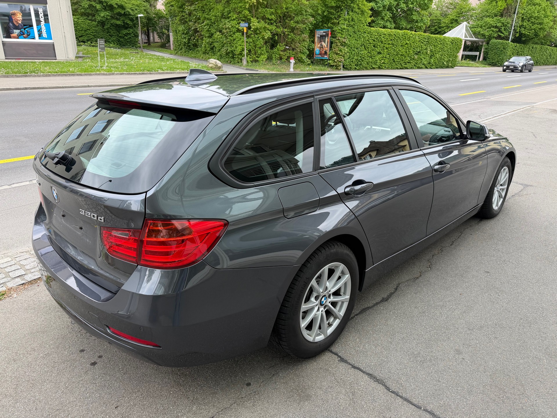 BMW 320d xDrive Touring Steptronic-showroom-element-3