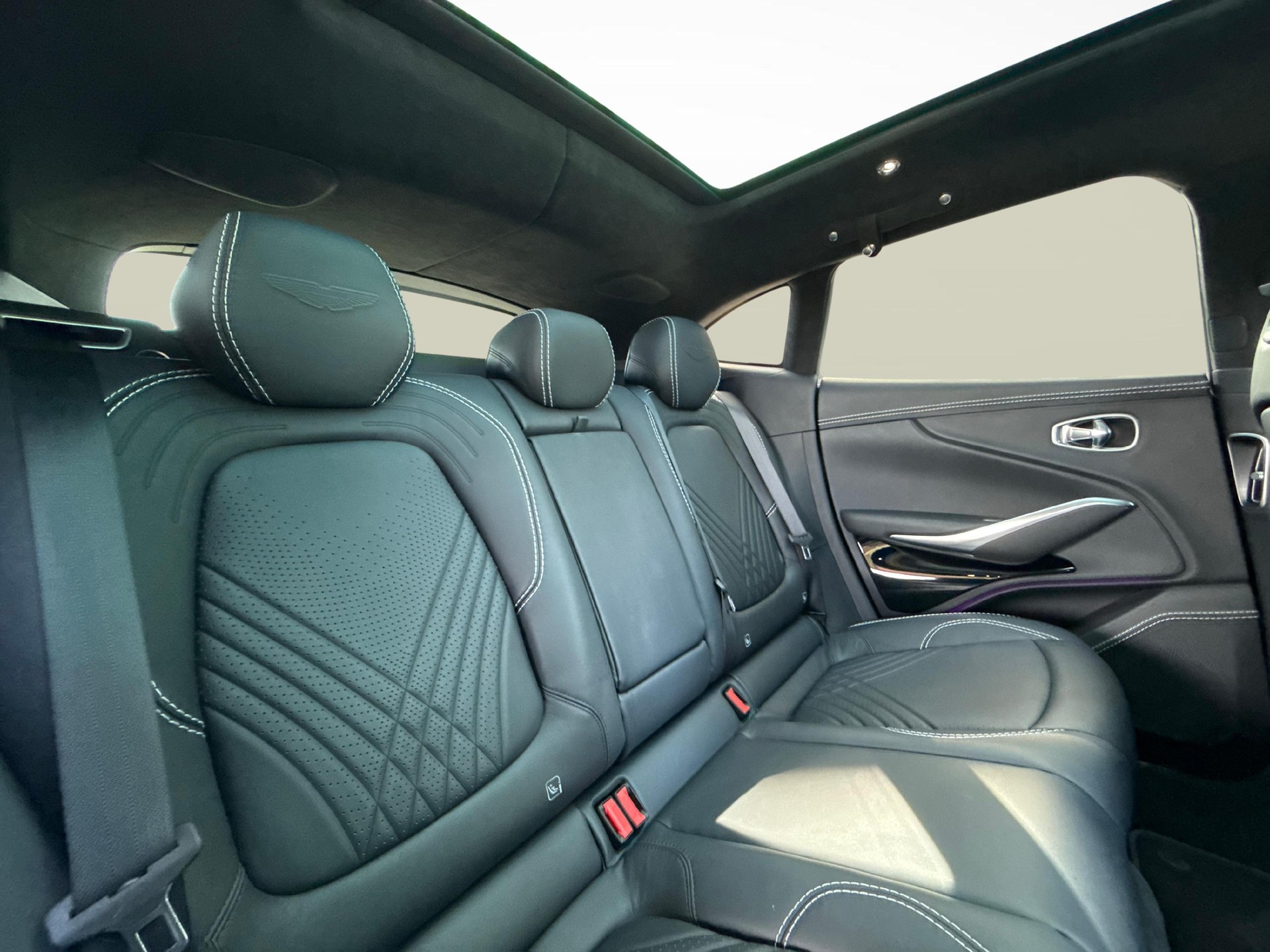 ASTON MARTIN DBX 4.0 V8 Bi-Turbo-image-10
