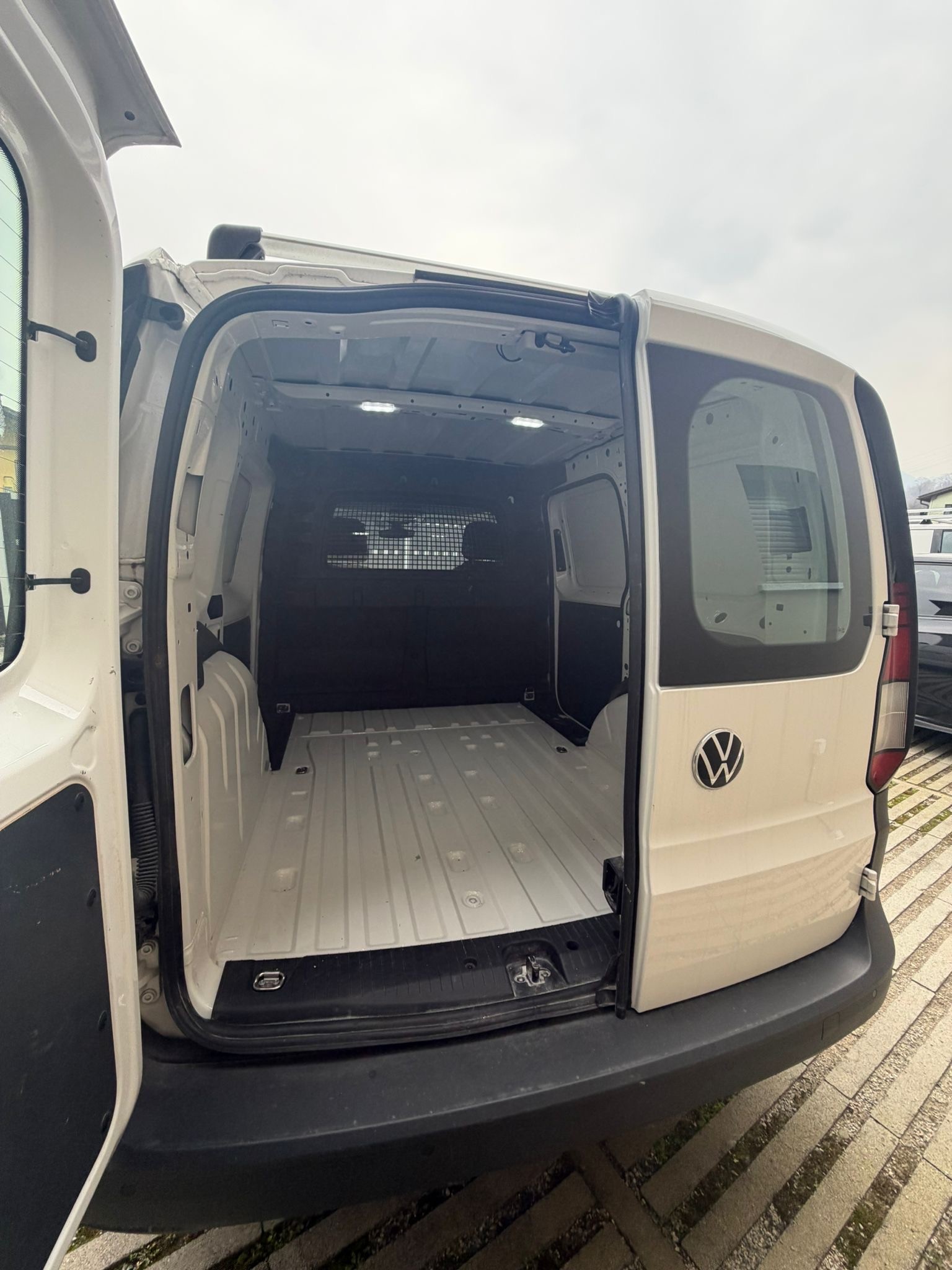 VW Caddy Cargo 1.5 TSI Entry-image-4