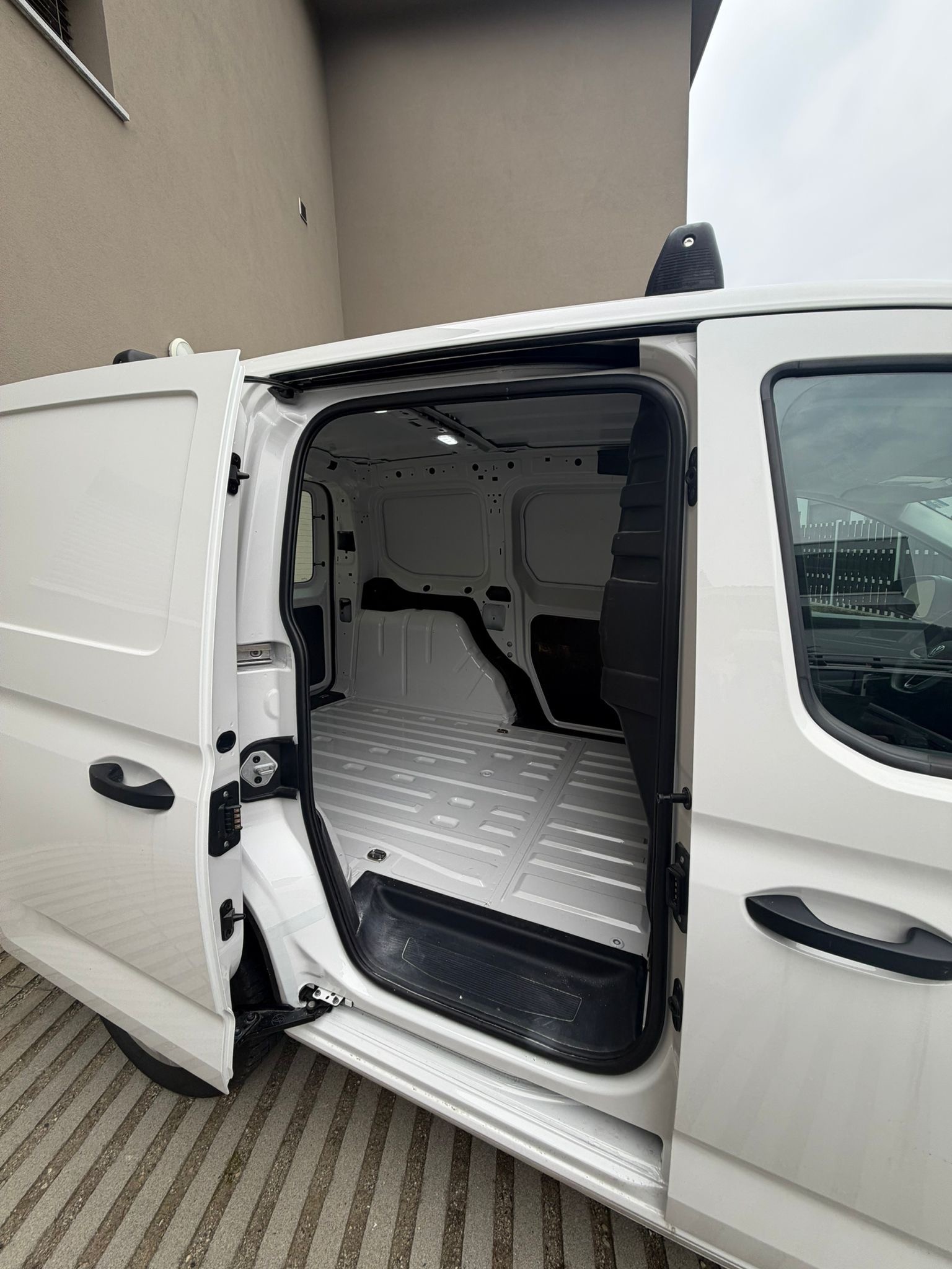 VW Caddy Cargo 1.5 TSI Entry-image-3