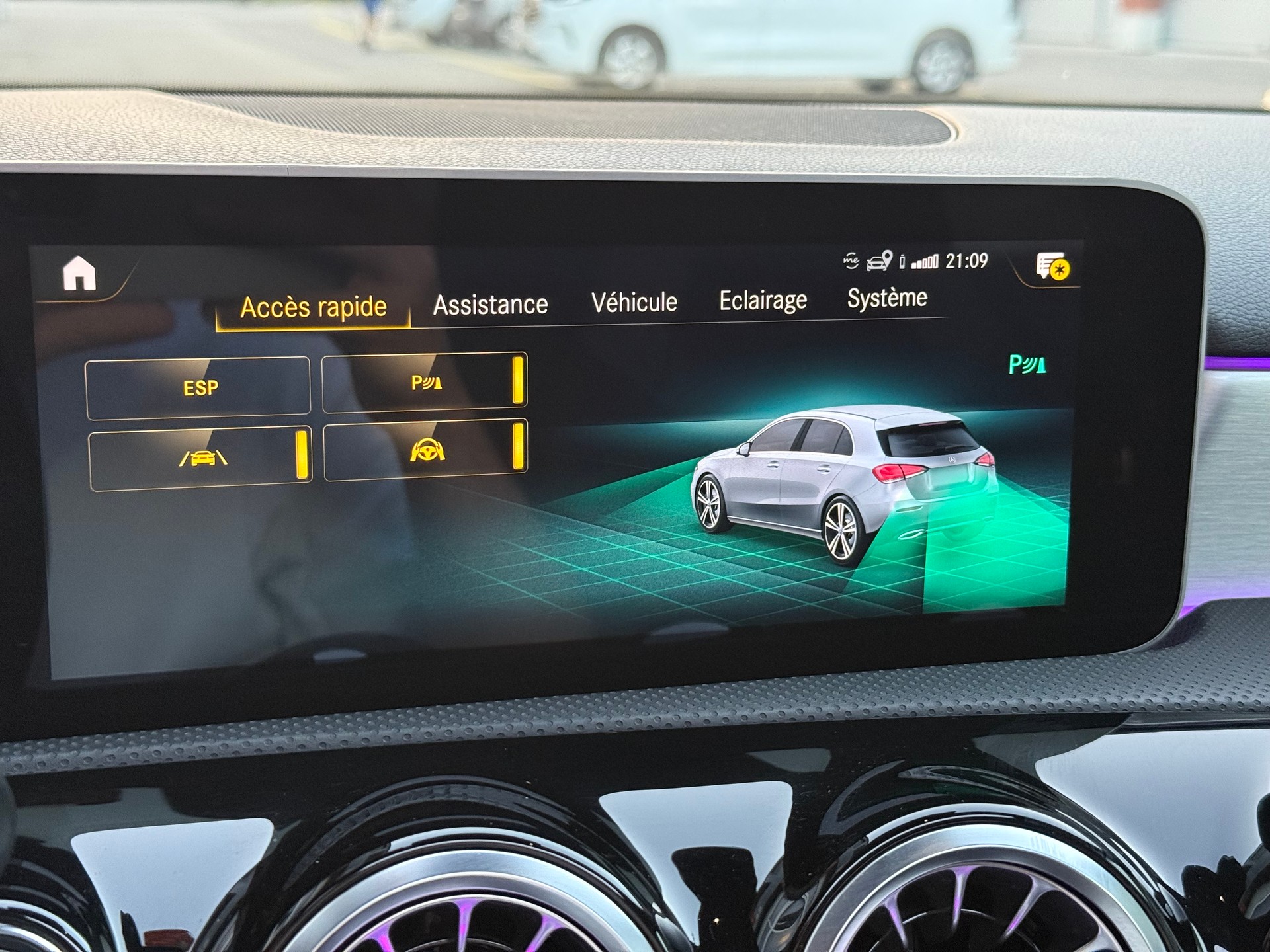 MERCEDES-BENZ A 200 AMG Line 7G-DCT-image-23